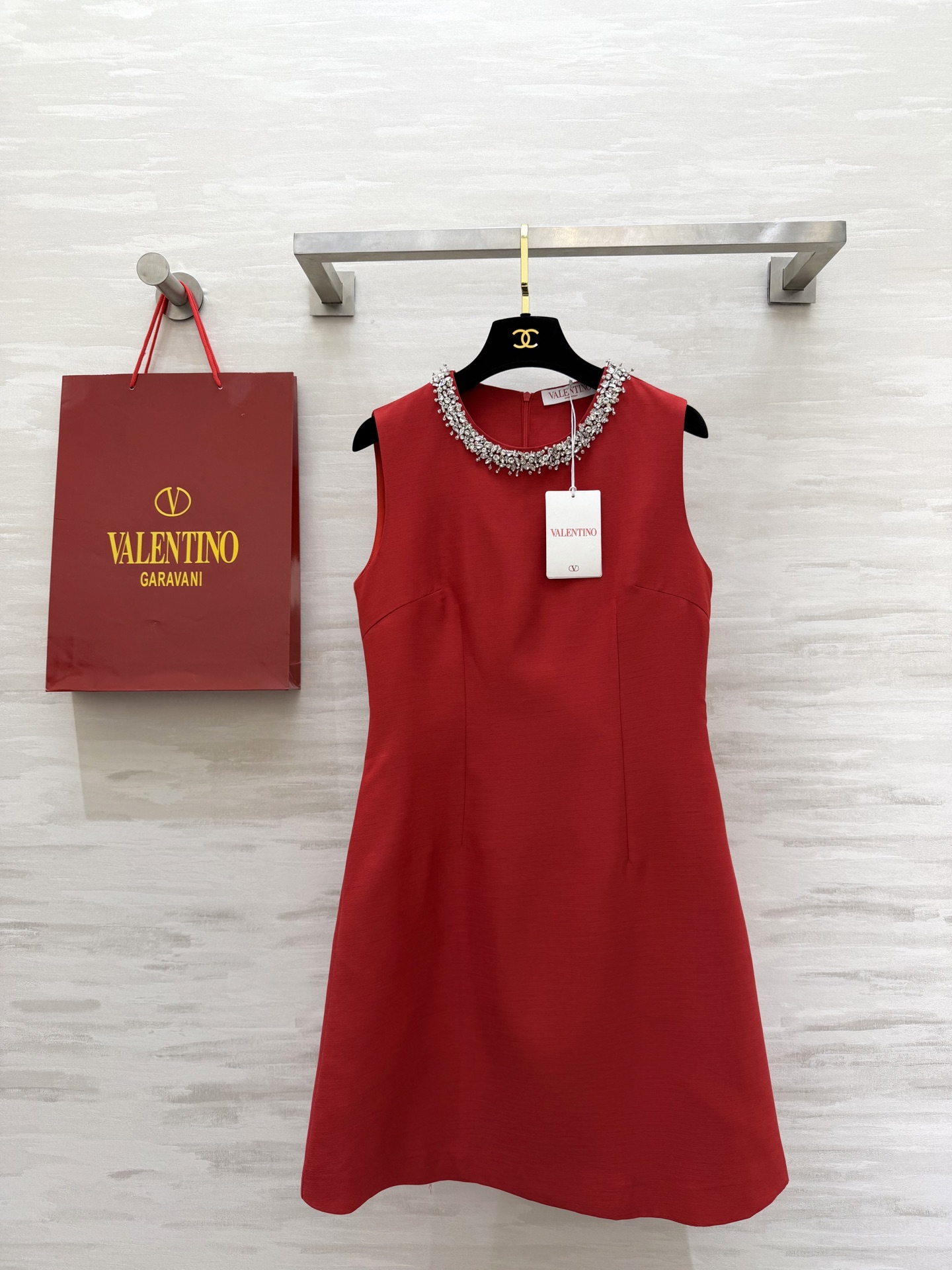 NO:716817,#Valentin's new heavy beaded dress. The round neck is handmade and heavily inlaid with diamonds. The design is ultra-exquisite. It is simple and elegant yet gorgeous. The three-dimensional tailoring is neat. It can easily show your noble temperament. Pair it with high heels or a clutch bag and you can easily get the celebrity style!  High-quality customization, available in stock first size S/M/L/XL (M size bust 88, skirt length 89), valentino, high heels, handbag, skirts,19860909#Valentin新款 重工钉珠连衣裙 圆领纯手工重工镶钻设计超精致 简约优雅又不失华丽感 立体剪裁利落 轻松展现高贵气质 搭配高跟鞋或手拿包 轻松get名媛风！高品质定制 现货首发sizeS/M/L/XL（M码胸围88,裙长89）,,valentino,high heels,handbag,skirts,,Women's clothing