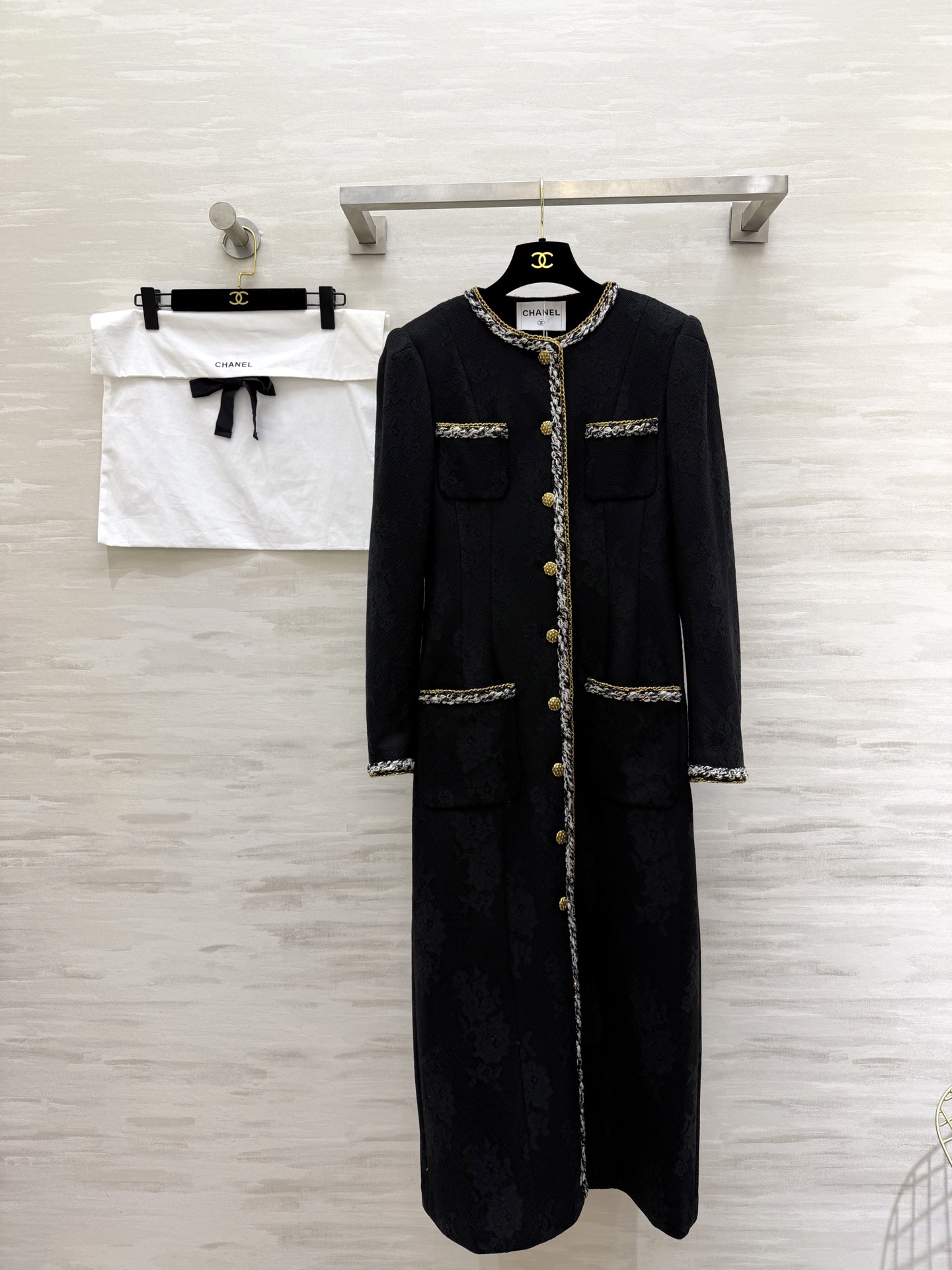 NO:716820,#Chane's new black long jacket has custom molded double-C metal buttons with exquisite details. Four symmetrical pockets with braided decoration are elegant and high-end. It's full of luxury!  High-quality customization, available in stock first size S/M/L (S size shoulder width 38, bust 86, length 127), chanel, jackets & coats,19860909#Chane新款 黑色长款外套 开模定制双C金属纽扣细节精致 四个对称口袋配编织装饰优雅又高级 贵气千金感满满！高品质定制 现货首发sizeS/M/L（s码肩宽38,胸围86,衣长127）,,chanel,jackets & coats,,Women's clothing