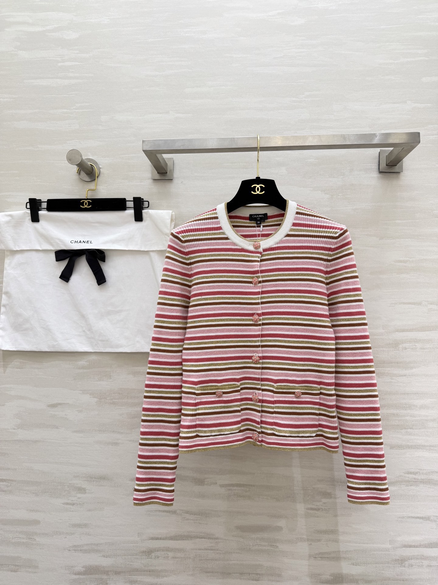 NO:716811,#ChaneC Button-open striped knitted long-sleeved cardigan. Original development. High-quality customization. Available in stock. Size 36/38/40,,chanel,19860909#ChaneC 纽扣开合条纹针织长袖开衫 原版开发 高品质定制 现货首发size36/38/40,,chanel,,Women's clothing