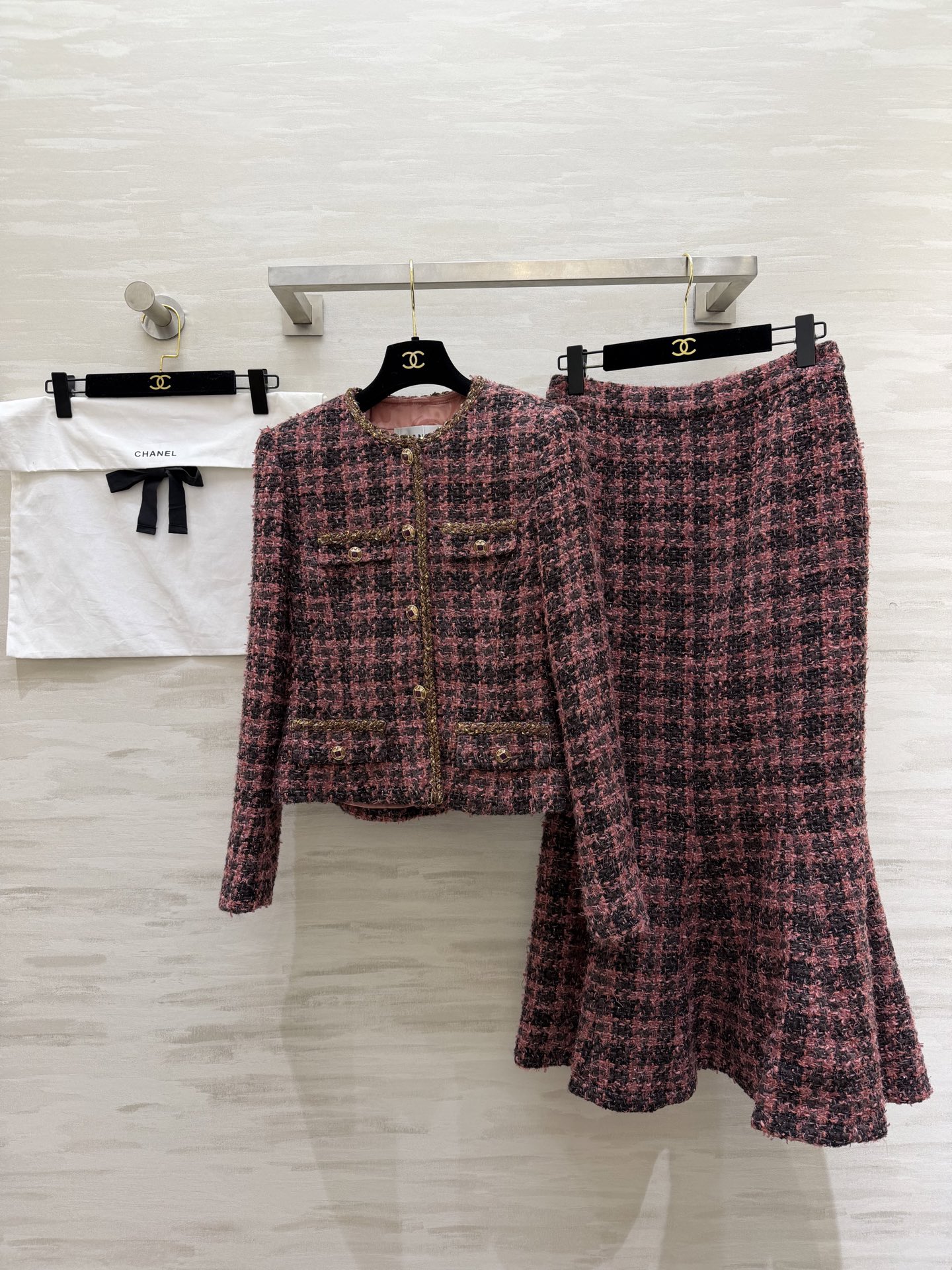 NO:717592,#Chane Limited Lady Style Fishtail Skirt Set Elegant and graceful. The fishtail skirt design is graceful and graceful. The customized woven fabric is exquisite and high-quality. High quality. Available in stock first size S/M/L (S size shoulder width 36, bust 84, length 47, waist 70, hip 90, skirt length 87),,chanel,skirts,19860909#Chane限定名媛风鱼尾裙套装 优雅大方 鱼尾半身裙设计婀娜多姿 大气女人 定制编织面料精致高级 高品质 现货首发sizeS/M/L（s码肩宽36,胸围84,衣长47,腰围70,臀围90,裙长87）,,chanel,skirts,,Women's clothing