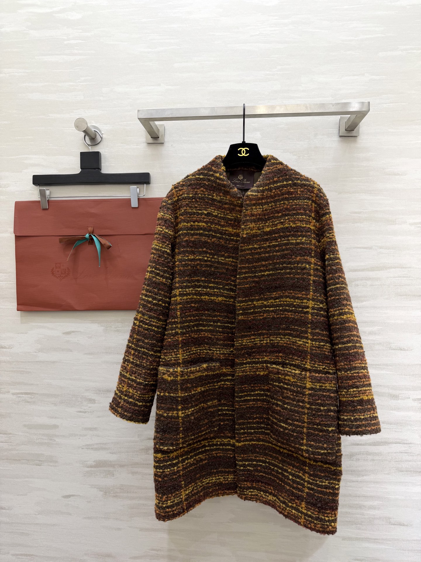 NO:716801,#Loro Pian alpaca tweed jacket, dark brown + warm yellow plaid pattern, retro and high-end, alpaca blended, feels fluffy and soft, mid-length design, can be easily used for daily commuting!  It has a low-key and luxurious temperament. Pair it with wide-leg pants or skirts to easily get an 'old money style' look. It is a must-have classic item in your wardrobe!  High-quality customization, available in stock first size S/M/L (S size shoulder width 42, bust 108, length 85), loro piana, skirts, jackets & coats,19860909#Loro Pian羊驼毛粗花呢外套 深棕+暖黄格纹复古又高级 羊驼毛混纺手感蓬松柔软 中长款设计 通勤日常都能轻松驾驭！低调奢华气质拿捏住 搭配阔腿裤或裙装 轻松get“老钱风”穿搭,衣橱必备经典单品！高品质定制 现货首发sizeS/M/L（s码肩宽42,胸围108,衣长85）,,loro piana,skirts,jackets & coats,,Women's clothing