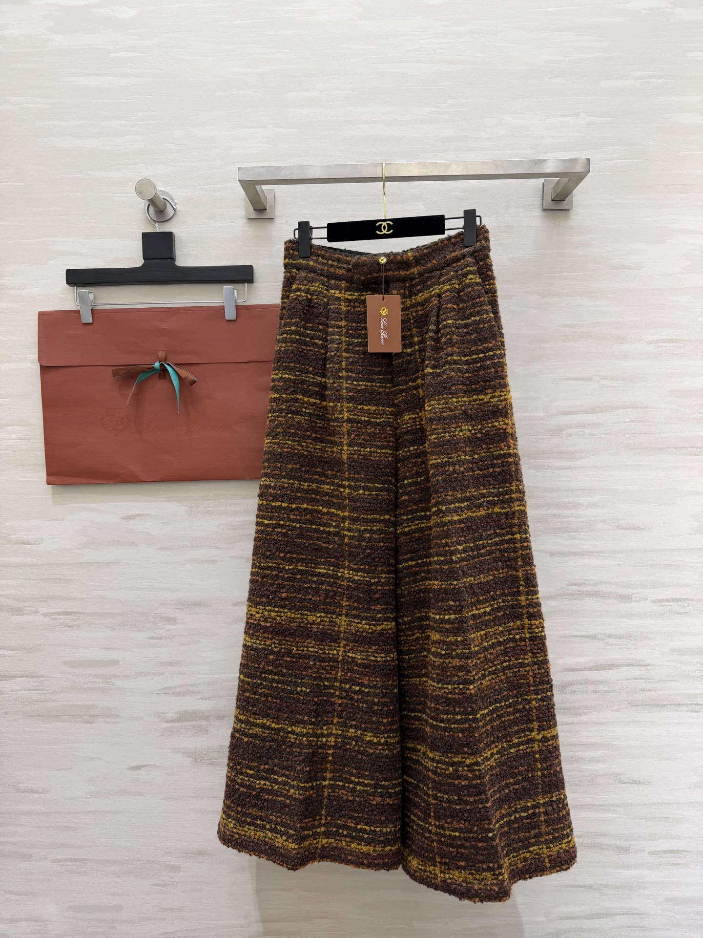 NO:716797,#Loro Pian alpaca tweed wide-leg trousers. Dark brown + warm yellow plaid pattern, retro and high-end. Alpaca blend feels fluffy and soft. Mid-length design can be easily used for daily commuting!  It has a low-key and luxurious temperament. Pair it with a jacket from the same series to easily get an 'old money style' look. It is a must-have classic item in your wardrobe!  High quality customization, available in stock first size S/M/L (S size waist 66, pants length 115, loro piana, jackets & coats,19860909#Loro Pian羊驼毛粗花呢阔腿长裤 深棕+暖黄格纹复古又高级 羊驼毛混纺手感蓬松柔软 中长款设计 通勤日常都能轻松驾驭！低调奢华气质拿捏住 搭配同系列外套轻松get“老钱风”穿搭,衣橱必备经典单品！高品质定制 现货首发sizeS/M/L（s码腰围66,裤长115,,loro piana,jackets & coats,,Women's clothing