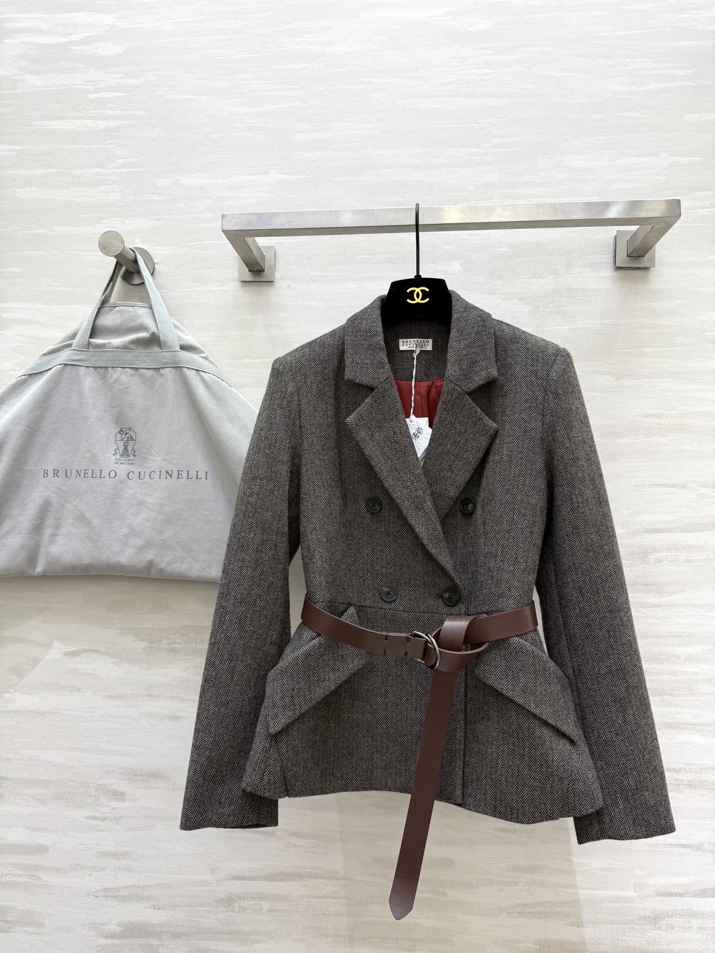 NO:729110,#BC's new classic herringbone lapel blazer. This blazer has a notch lapel design. It has simple and neat lines. It is suitable for a variety of occasions. The fabric is crisp and the fit is slim but not tight. It can easily create a smart commuting style. Whether it is worn with a shirt and trousers for a formal route or mixed with a T-shirt and jeans for a casual feel, it can be easily managed. A must-have and versatile item for the wardrobe. High-quality customization.  Available in stock first size S/M/L (S size shoulder width 36, bust 90, length 57, jeans, jackets & coats, tees, t-shirt, business suit,19860909#BC新款 经典人字纹翻驳领西装外套 这款西装外套采用平驳领设计 线条简洁利落 适合多种场合 面料挺括 版型修身但不紧绷 轻松打造干练通勤风 无论搭配衬衣西裤走正式路线 还是混搭T恤牛仔裤展现休闲感 都能轻松驾驭 衣橱必备的百搭单品 高品质定制 现货首发sizeS/M/L（s码肩宽36,胸围90,衣长57,,jeans,jackets & coats,tees，t-shirt,business suit,,Women's clothing