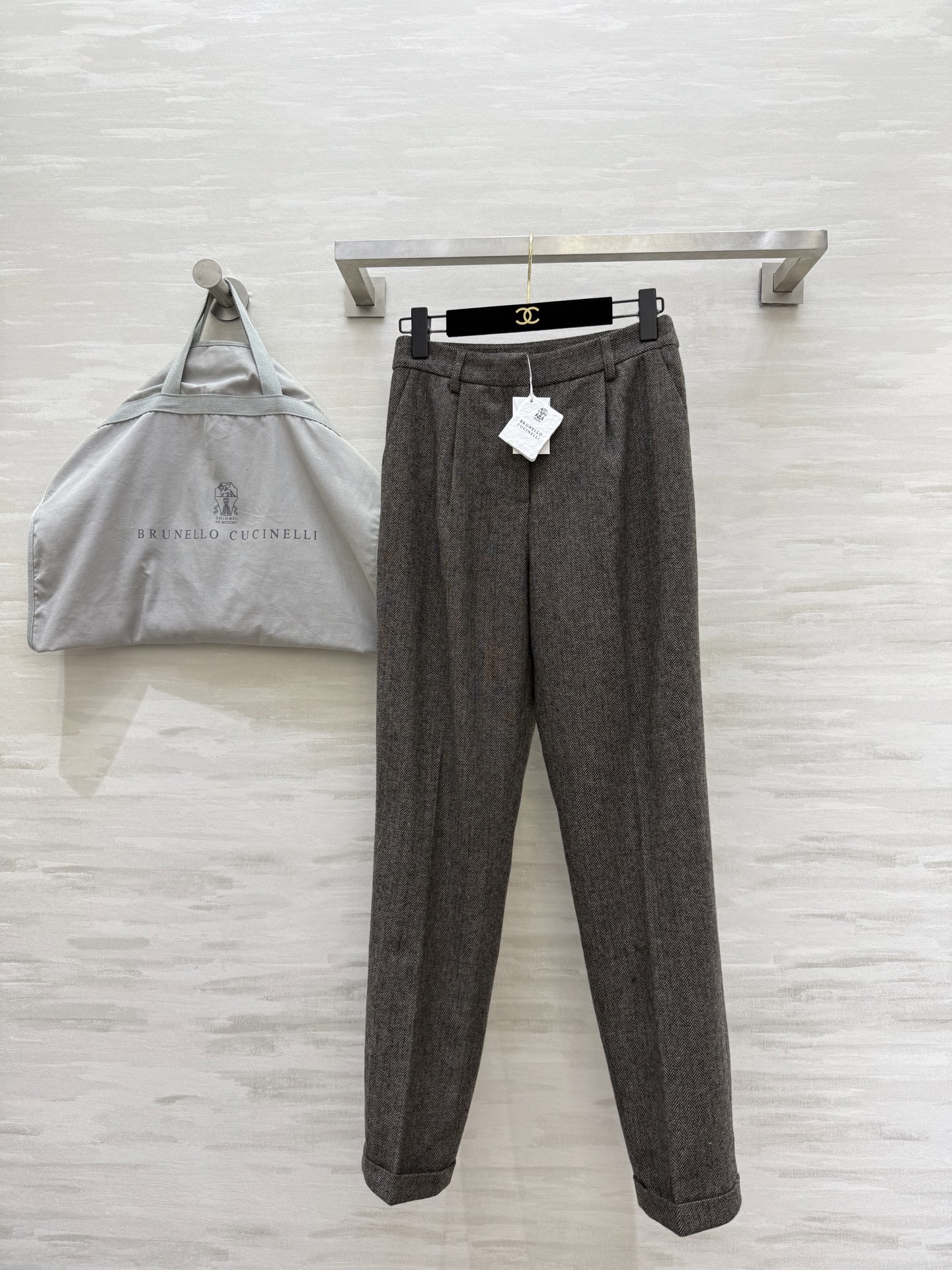 NO:729120,#BC new style wool herringbone trousers, high quality customized, available in stock first size S/M/L (S size waist 66, hip 98, trouser length 100),,19860909#BC新款 羊毛人字纹西裤 高品质定制 现货首发sizeS/M/L（s码腰围66,臀围98,裤长100）,,,Women's clothing
