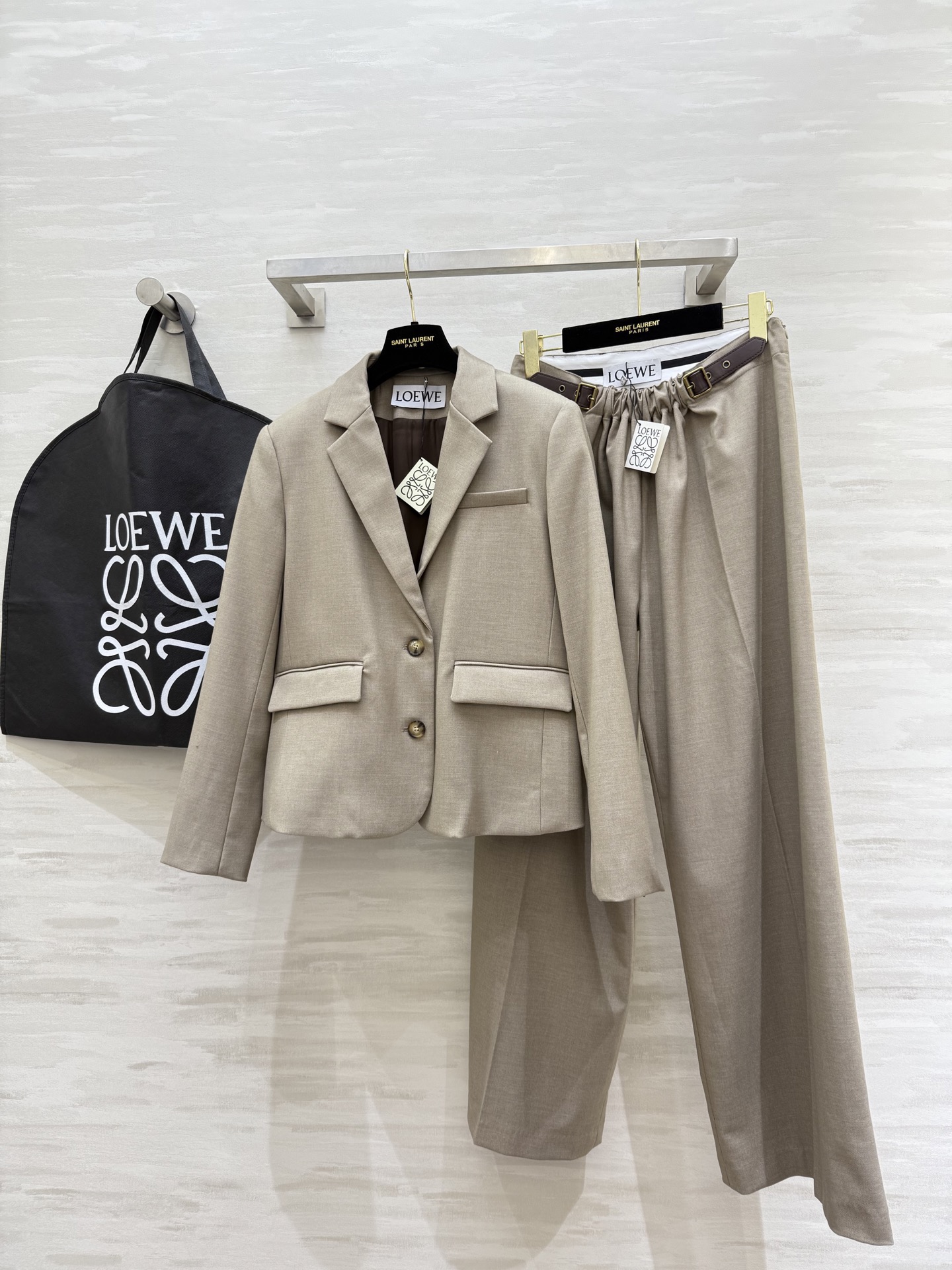 NO:729166,Suits, trousers P#Loew new suit series sold separately, high quality, available in stock, size S/M/L (S size shoulder width 38, bust 98, length 57-53, waist 72, hip 114, length 102).,,loewe,business suit,19860909西装,西裤P#Loew新款 西服系列 分开发售 高品质 现货来sizeS/M/L（S码肩宽38,胸围98,衣长57-53,腰围72,臀围114,衣长102） .,,loewe,business suit,,Women's clothing