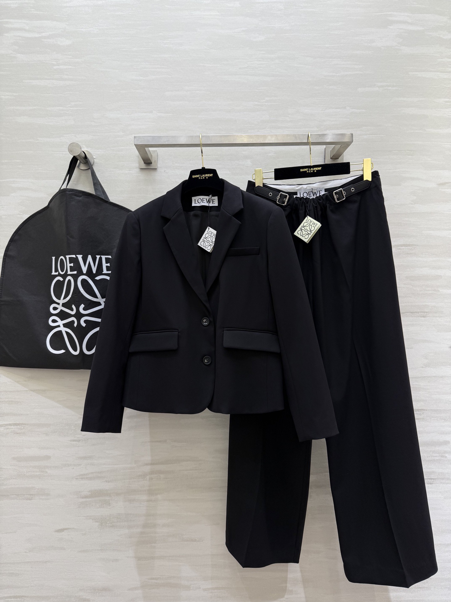 NO:729093,Suits, trousers P. #Loew new suit series sold separately, high quality, available in stock, sizes S/M/L (S size shoulder width 38, bust 98, length 57-53, waist 72, hip 114, length 102),, loewe, business suit,19860909西装,西裤P.#Loew新款 西服系列 分开发售 高品质 现货来sizeS/M/L（S码肩宽38,胸围98,衣长57-53,腰围72,臀围114,衣长102）,,loewe,business suit,,Women's clothing