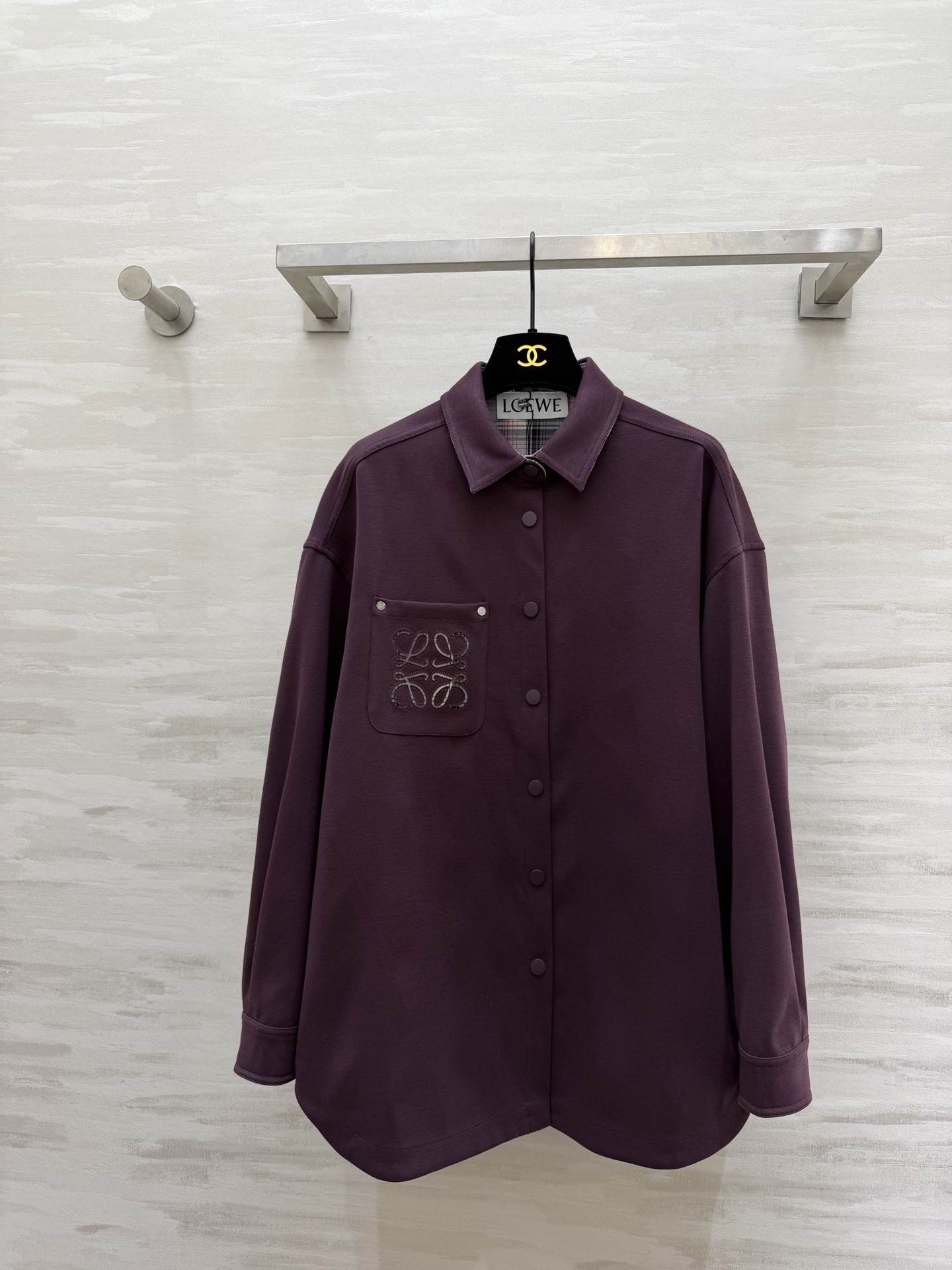 NO:729109,#Loew embroidered shirt jacket is made of high-quality cotton fabric, soft and crisp, super comfortable for daily wear, brand embroidery on the chest, full of details, loose fit, can be worn alone or layered, easy to create a casual and light luxury style, high-quality customization, available now, sizeS/M/L (shoulder width 51, bust 114, length 73), loewe, jackets & coats,19860909#Loew刺绣衬衣外套 采用高品质棉质面料 柔软又挺括 日常穿着超舒适 胸前品牌刺绣 细节满分 宽松版型 单穿或叠搭都很OK 轻松打造休闲轻奢风 高品质定制 现货首发sizeS/M/L（M码肩宽51,胸围114,衣长73）,,loewe,jackets & coats,,Women's clothing