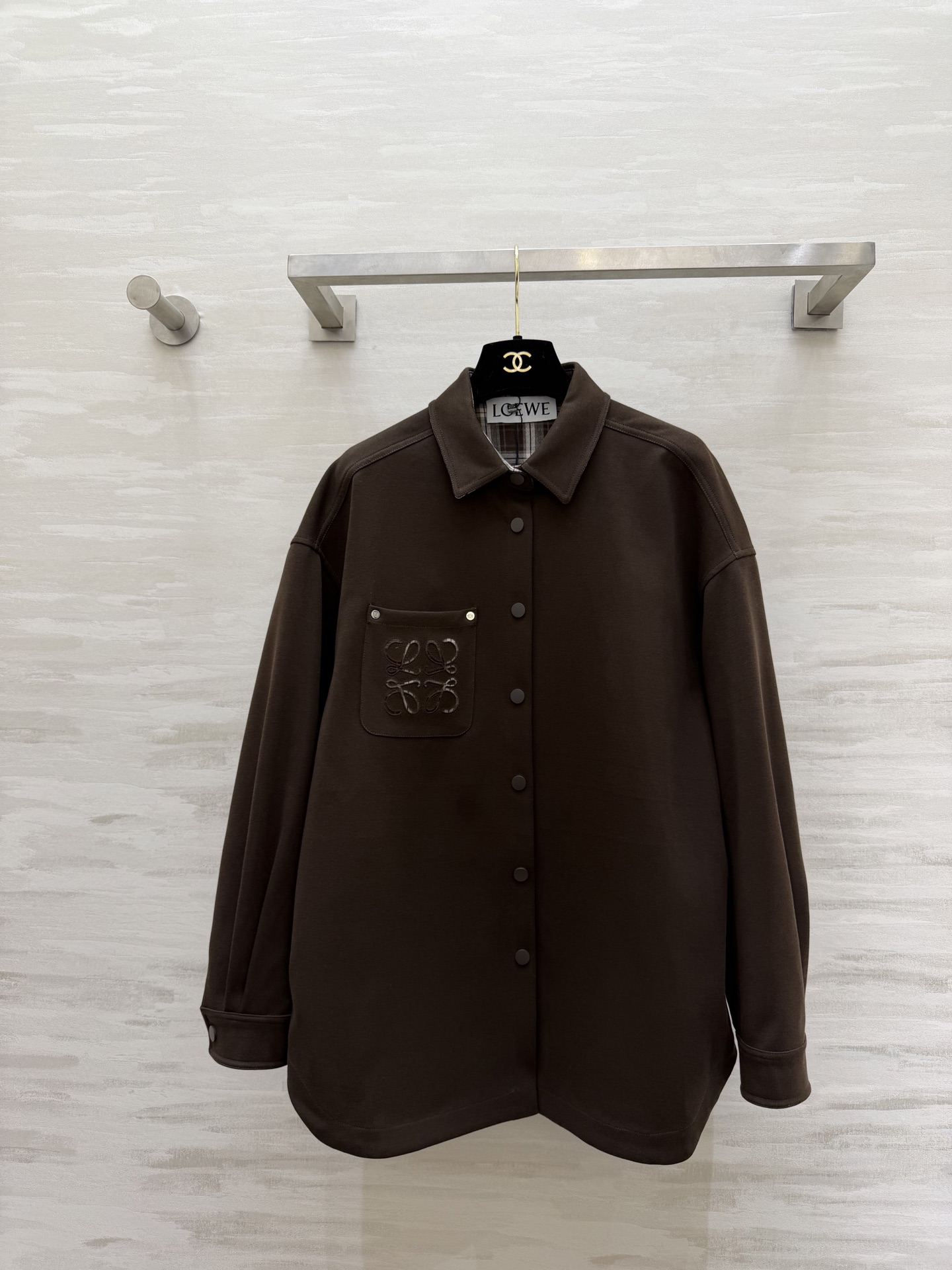 NO:729128,#Loew embroidered shirt jacket is made of high-quality cotton fabric, soft and crisp, super comfortable for daily wear, brand embroidery on the chest, full of details, loose fit, can be worn alone or layered, easy to create a casual and light luxury style, high-quality customization, available now, sizeS/M/L (shoulder width 51, bust 114, length 73), loewe, jackets & coats,19860909#Loew刺绣衬衣外套 采用高品质棉质面料 柔软又挺括 日常穿着超舒适 胸前品牌刺绣 细节满分 宽松版型 单穿或叠搭都很OK 轻松打造休闲轻奢风 高品质定制 现货首发sizeS/M/L（M码肩宽51,胸围114,衣长73）,,loewe,jackets & coats,,Women's clothing