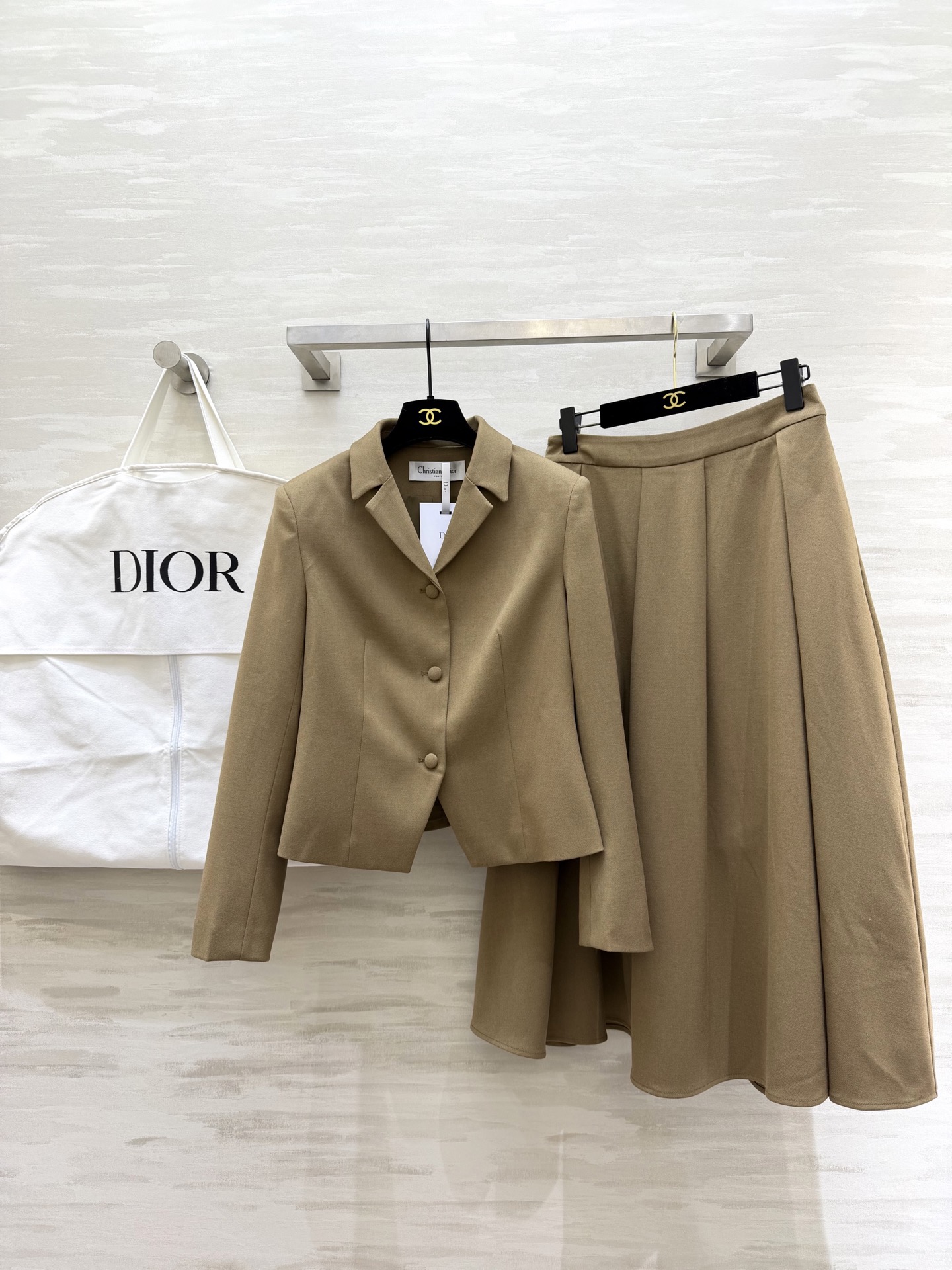NO:729148,#DIO New Suit Suit Slim-fitting suit jacket + high-waisted long skirt Elegant and high-end coat with gun lapels Three-button design Sharp tailoring Highlights the capable temperament19860909#DIO新款 西装套装 修身西装外套+高腰长裙 优雅高级 外套枪驳领 三粒扣设计 剪裁利落 凸显干练气质 A字伞裙设计走路自带优雅氛围 高品质定制 现货首发sizeS/M/L/XL（M码肩宽38,胸围96,衣长54,半裙腰围70,裙长82）,,dior,skirts,jackets & coats,business suit,,Women's clothing