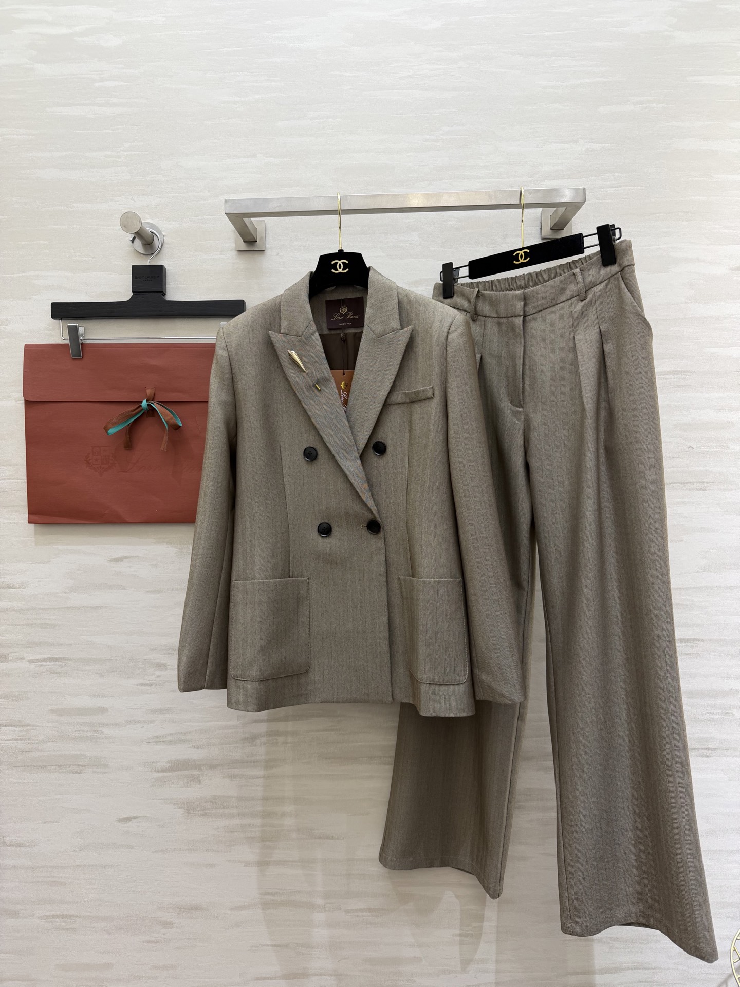 NO:729174,#Loro Pian herringbone wool blended suit is made of wool blended fabric, light brown tone + double-breasted jacket + wide-leg pants. It is neatly cut. The shoulder line and waistline are very delicate. It is elegant and aura, low-key and high-end!  It can be easily used in commuting and business situations. Pair it with a shirt or silk inner layer. It has perfect layering and can easily get the 'old money style' relaxed feeling. High-quality customization. Available in stock first size S/M/L/XL (M size shoulder width 40, bust 98, length 70, pants waist 70, trouser length 105), loro piana, jackets & coats, shirts, business suit, real silk,19860909#Loro Pian人字纹羊毛混纺西装套装 选用羊毛混纺面料 浅棕色调+双排扣外套+阔腿裤 剪裁利落 肩线和腰线都很精致 优雅又有气场 低调高级！通勤、商务场合都能轻松驾驭,搭配衬衫或真丝内搭,层次感满分,轻松get“老钱风”松弛感 高品质定制 现货首发sizeS/M/L/XL（M码肩宽40,胸围98,衣长70,裤子腰围70,裤长105）,,loro piana,jackets & coats,shirts,business suit,real silk,,Women's clothing
