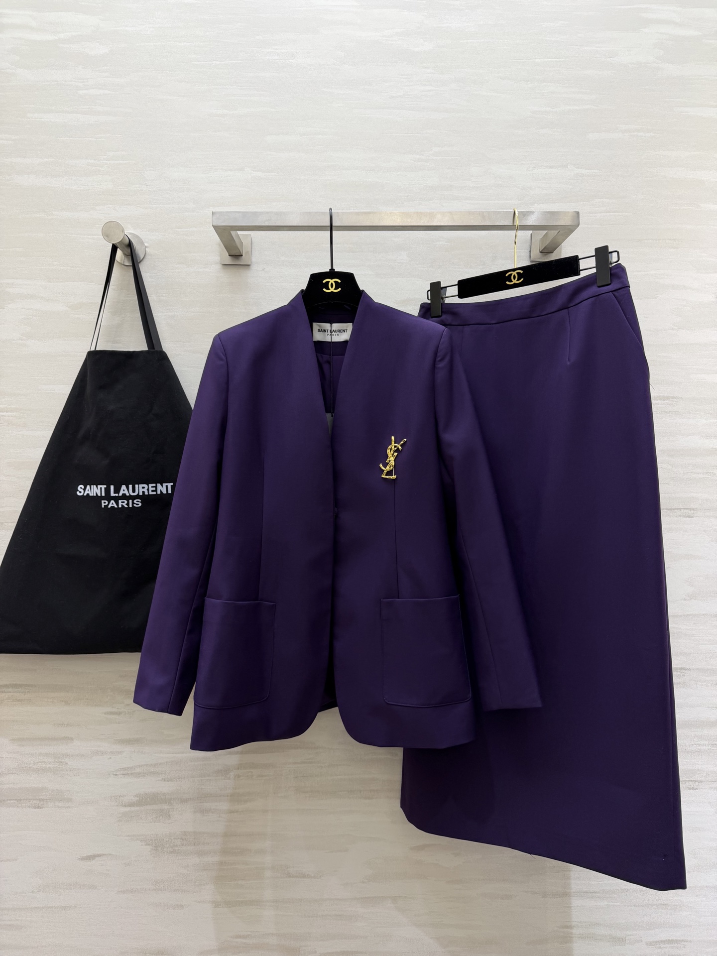 NO:729111,#ysl New Worsted Wool Blended Suit Skirt. Collarless cut, high-end and elegant. The details are super exquisite. The high-waisted skirt lengthens the body proportions. It is both capable and elegant. It can be easily used in commuting and formal occasions!  Low-key yet bright!  The majestic heroine's temperament directly fills her heart!  High quality, available in stock first size S/M/L/XL (M size shoulder width 37, bust 94, dress length 72, skirt waist 66, skirt length 90), saint laurent, skirts, business suit,19860909#ysl新款 精纺羊毛混纺西装套装裙 无领剪裁高级大气 细节超精致 高腰半身裙拉长身材比例 干练优雅兼具 通勤、正式场合都能轻松驾驭！低调又不失亮点！大气女主角气质直接拉满！高品质 现货首发sizeS/M/L/XL（M码肩宽37,胸围94,衣长72,半裙腰围66,裙长90）,,saint laurent,skirts,business suit,,Women's clothing