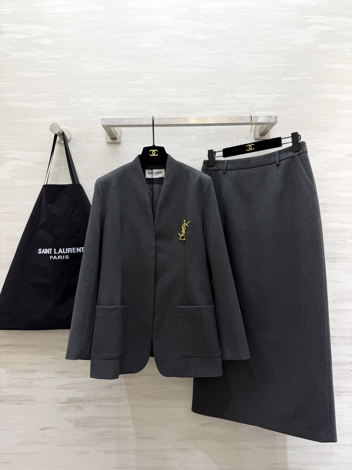 NO:729130,#ysl New Worsted Wool Blended Suit Skirt. Collarless cut, high-end and elegant. The details are super exquisite. The high-waisted skirt lengthens the body proportions. It is both capable and elegant. It can be easily used in commuting and formal occasions!  Low-key yet bright!  The majestic heroine's temperament directly fills her heart!  High quality, available in stock first size S/M/L/XL (M size shoulder width 37, bust 94, dress length 72, skirt waist 66, skirt length 90), saint laurent, skirts, business suit,19860909#ysl新款 精纺羊毛混纺西装套装裙 无领剪裁高级大气 细节超精致 高腰半身裙拉长身材比例 干练优雅兼具 通勤、正式场合都能轻松驾驭！低调又不失亮点！大气女主角气质直接拉满！高品质 现货首发sizeS/M/L/XL（M码肩宽37,胸围94,衣长72,半裙腰围66,裙长90）,,saint laurent,skirts,business suit,,Women's clothing