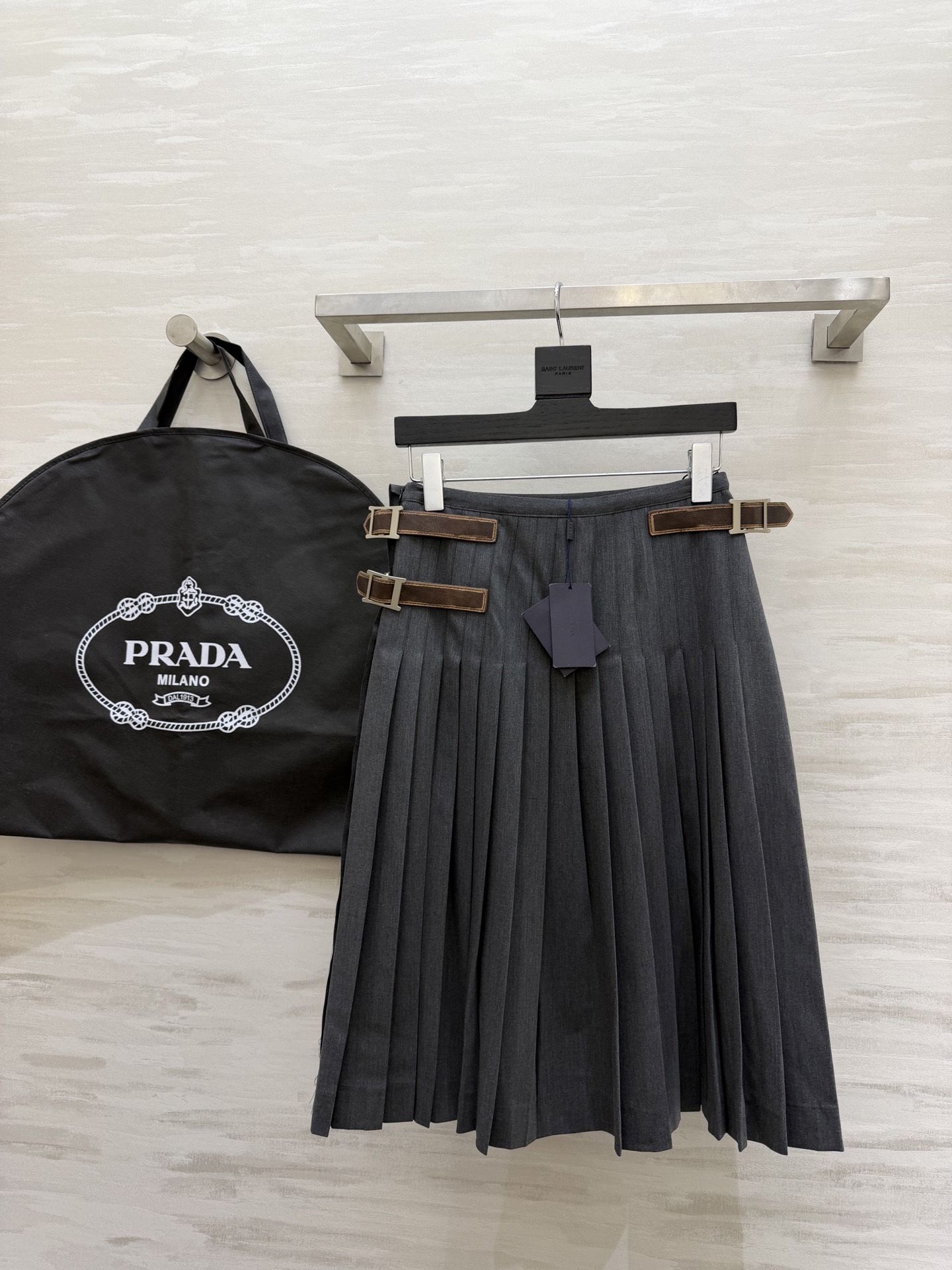 NO:729167,#Prad Gray pleated skirt, made of worsted wool, A-line shape + accordion pleat design, full of retro college style, three leather buckles at the waist, full of details and high texture!  The skirt length is moderate and can be easily used in daily commuting. Pair it with a sweater or shirt. You can switch between literary or modern style at will. High-quality customization. Available in stock first size S/M/L (S size waist 66, hip 90, skirt length 65), prada, skirts, shirts,19860909#Prad 灰色百褶半身裙 精纺羊毛材质 A字版型+风琴褶设计 复古学院风满满 腰间三枚皮扣带 细节感十足 质感up！裙长适中 通勤日常都能轻松驾驭 搭配针织衫或衬衫 文艺or摩登风随心切换 高品质定制 现货首发sizeS/M/L（s码腰围66,臀围90,裙长65）,,prada,skirts,shirts,,Women's clothing