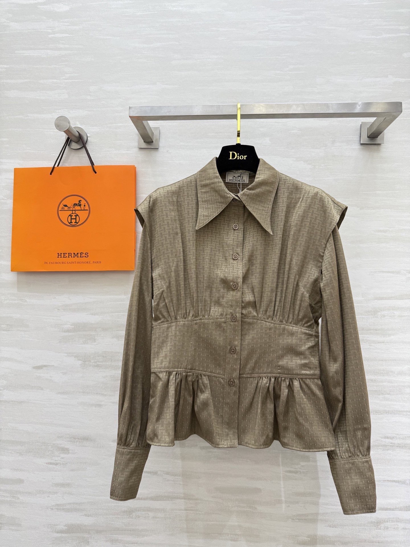 NO:729197,#Herme's new silk cotton waisted jacquard shirt, high-end and elegant design, waist slimming, customized jacquard silk cotton fabric, skin-friendly and comfortable, high quality, available in stock, size S/M/L (S size off shoulder bust 90, length 55),, hermes,19860909#Herme新款 丝棉收腰提花衬衣 高级大气 设计感收腰显瘦 定制提花丝棉面料亲肤舒适 高品质 现货来sizeS/M/L（s码落肩胸围90 衣长55）,,hermes,,Women's clothing