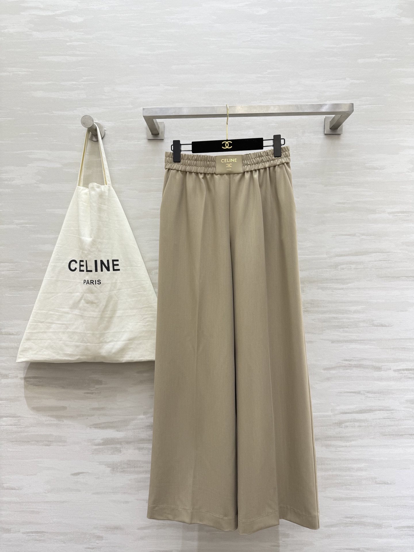 NO:730182,A new member of the CELIN SP magic trousers family, leather brand straight trousers, a slimming and leg-lengthening artifact, three-dimensional tailoring of straight wide-leg trousers, customized imported fabrics that are skin-friendly and comfortable, high quality, available in stock first size S/M/L (S size elastic waist 66, hip 104, trouser length),,celine,19860909CELIN SP神裤家族新成员 皮牌直筒裤 显瘦显腿长神器 立体剪裁直筒阔腿裤型 定制进口面料亲肤舒适 高品质 现货首发sizeS/M/L（s码弹力腰围66,臀围104,裤长）,,celine,,Women's clothing