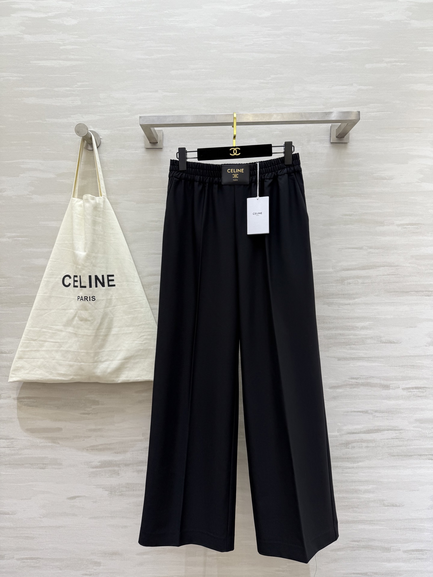 NO:720118,A new member of the CELIN SP family of trousers, leather brand straight trousers, slimming and leg-lengthening artifacts, three-dimensional tailoring of straight wide-leg trousers, customized imported fabrics that are skin-friendly and comfortable, high quality, available in stock first size S/M/L (S size elastic waist 66, hip 104, trouser length), Celine-clothing, celine, celine,19860909CELIN SP神裤家族新成员 皮牌直筒裤 显瘦显腿长神器 立体剪裁直筒阔腿裤型 定制进口面料亲肤舒适 高品质 现货首发sizeS/M/L（s码弹力腰围66,臀围104,裤长）,赛琳-服装,celine,celine,,Women's clothing