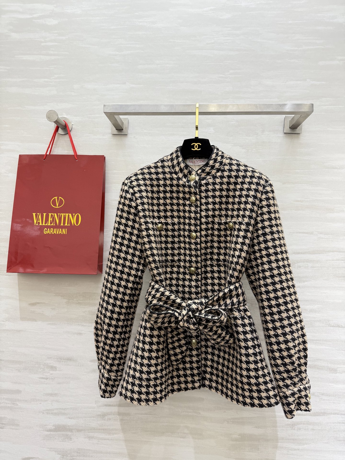 NO:720132,Valentin｜New houndstooth coat, retro return, wool woven tweed fabric, molded custom logo buttons, exquisite and advanced, high quality, ready for sale, sizeS/M/L (S size bust 104, length 64), Valentino-clothing, valentino, valentino, jackets & coats,19860909Valentin｜新款千鸟格外套 复古回归 羊毛编织花呢面料 开模定制logo纽扣精致高级 高品质 现货首发sizeS/M/L（s码胸围104,衣长64）,华伦天奴-服装,valentino,valentino,jackets & coats,,Women's clothing
