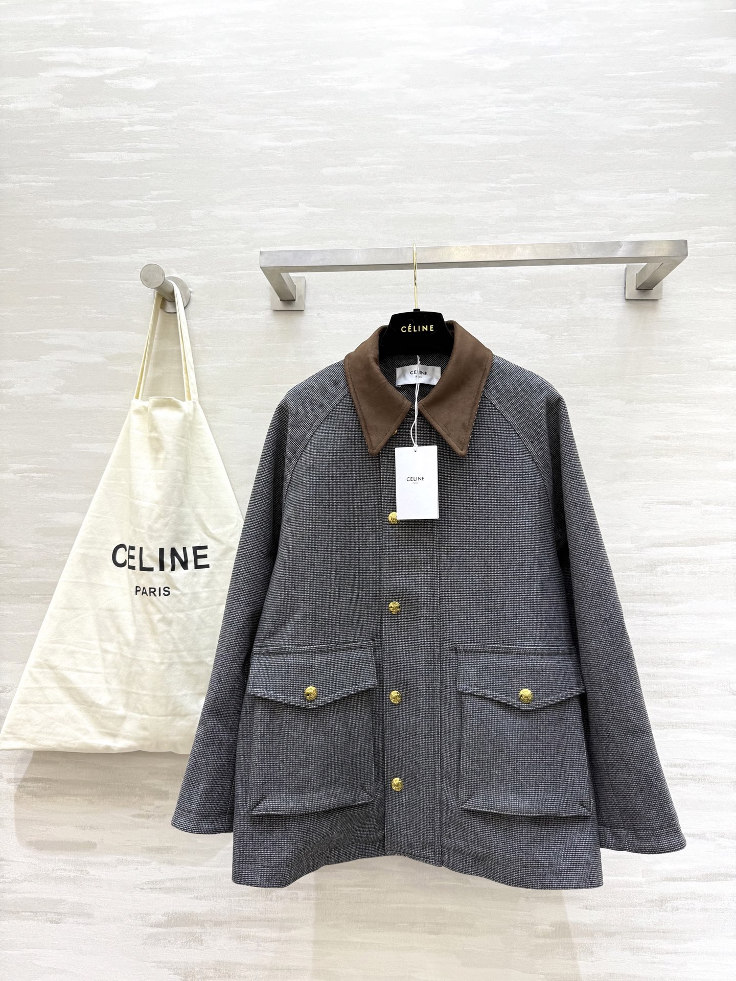 NO:720126,#CELIN's new high-luxury suede contrast collar jacket, dark gray main color, brown suede lapel, full of retro feel, molded custom metal buttons, exquisite and advanced, loose fit, comfortable and fashionable, easy to wear for commuting and leisure, looks great with jeans or long skirt ~ CELINE's consistent simple and high-end style, both texture and taste!  Wear it to look like a goddess!  High quality, available now, size S/M/L (S size bust 112, length 65), Celine-clothing, celine, celine, skirts, jeans, jackets & coats, chamois leather,19860909#CELIN新款 高奢麂皮绒撞色领外套 深灰主色 棕色麂皮绒翻领 复古感满满 开模定制金属纽扣精致高级 宽松版型舒适又时髦 通勤休闲都能轻松驾驭 搭牛仔裤或长裙都很出彩～CELINE一贯的简约高级风格 质感与品味兼具！穿上就是气质女神！高品质 现货首发sizeS/M/L（s码胸围112,衣长65）,赛琳-服装,celine,celine,skirts,jeans,jackets & coats,chamois leather,,Women's clothing