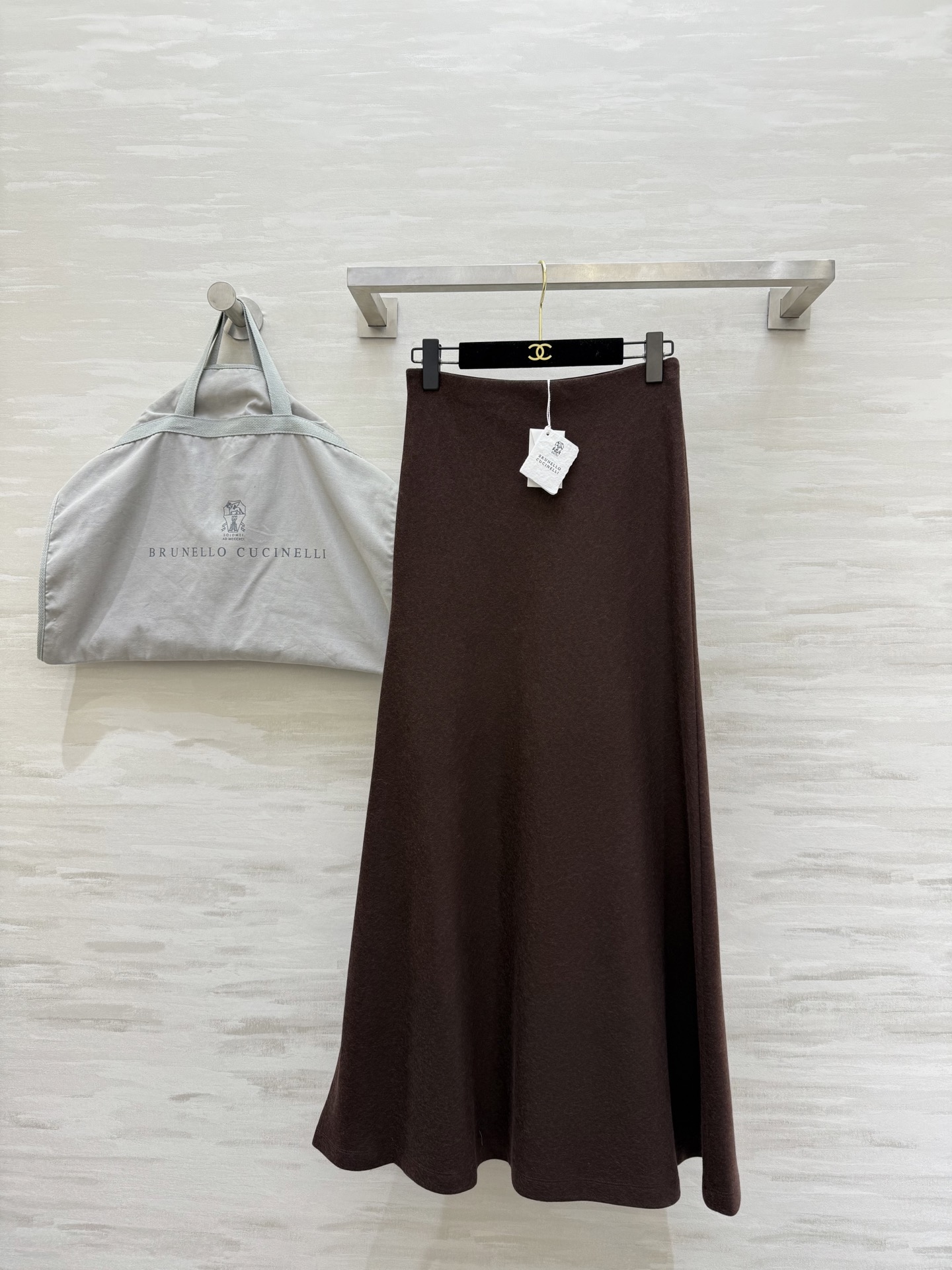 NO:730180,#Brunello Cucinell's new high-waisted fishtail skirt is made of wool blended fabric, super textured!  The fishtail design modifies the leg lines. It looks slim and elegant. The high waist elongates the proportion. It can be easily controlled by small people. Dark brown is versatile, and black is slimming. It looks great with a red jacket or a dark jacket!  You can wear it for commuting, dating, and festivals!  High quality, available in stock first size S/M/L (S size waist 66, skirt length 99), brunello cucinelli, skirts, jackets & coats,19860909#Brunello Cucinell新款 高腰鱼尾半身裙 采用羊毛混纺面料 超有质感！鱼尾设计修饰腿部线条 显瘦又优雅高腰拉长比例 小个子也能轻松驾驭 深棕色百搭,黑色显瘦 配红色外套或深色外套都很出彩！通勤、约会、节日都能穿！高品质 现货首发sizeS/M/L（s码腰围66,裙长99）,,brunello cucinelli,skirts,jackets & coats,,Women's clothing