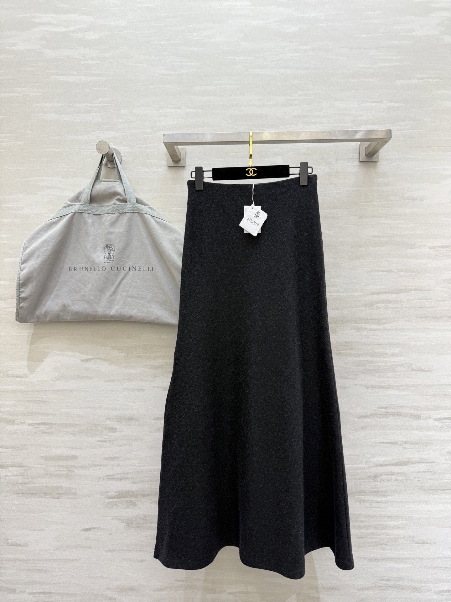 NO:720123,#Brunello Cucinell's new high-waisted fishtail skirt is made of wool blended fabric, super textured!  The fishtail design modifies the leg lines. It looks slim and elegant. The high waist elongates the proportion. It can be easily controlled by small people. Dark brown is versatile, and black is slimming. It looks great with a red jacket or a dark jacket!  You can wear it for commuting, dating, and festivals!  High quality, available in stock first size S/M/L (S size waist 66, skirt length 99), women's clothing, brunello cucinelli, skirts, jackets & coats,19860909#Brunello Cucinell新款 高腰鱼尾半身裙 采用羊毛混纺面料 超有质感！鱼尾设计修饰腿部线条 显瘦又优雅高腰拉长比例 小个子也能轻松驾驭 深棕色百搭,黑色显瘦 配红色外套或深色外套都很出彩！通勤、约会、节日都能穿！高品质 现货首发sizeS/M/L（s码腰围66,裙长99）,女装,brunello cucinelli,skirts,jackets & coats,,Women's clothing