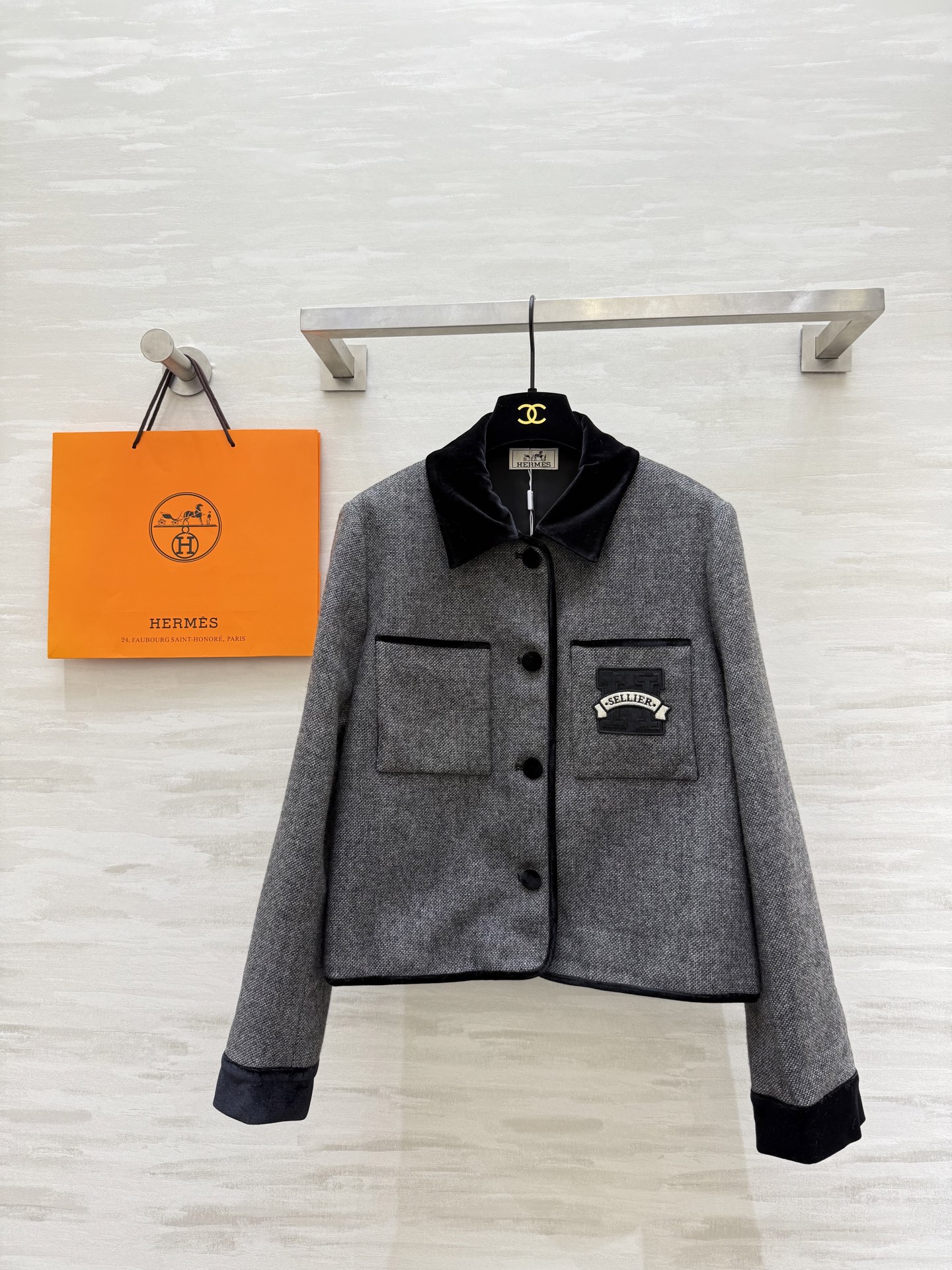 NO:720109,#Herme's new wool blended velvet lapel jacket has a contrasting design of black lapels and cuffs. It is full of layers and has exquisite echoes of the velvet buttons. It has two symmetrical pockets on the front. The short cut makes you taller and slimmer. It looks elegant and retro when paired with high-waisted pants or skirts!  It can be easily used for commuting, parties and daily life!  High-quality customization, available in stock first size S/M/L (S size shoulder width 39, bust 100, length 57), Hermès-clothing, hermes, hermes, skirts, jackets & coats,19860909#Herme新款 羊毛混纺丝绒翻领外套 黑色翻领与袖口撞色设计 层次感满满 精致呼应丝绒宝扣点缀细节超加分 正面有两个对称口袋 短款剪裁显高显瘦 搭配高腰裤或裙装都很优雅复古！通勤、聚会、日常都能轻松驾驭！高品质定制 现货首发sizeS/M/L（s码肩宽39,胸围100,衣长57）,爱马仕-服装,hermes,hermes,skirts,jackets & coats,,Women's clothing