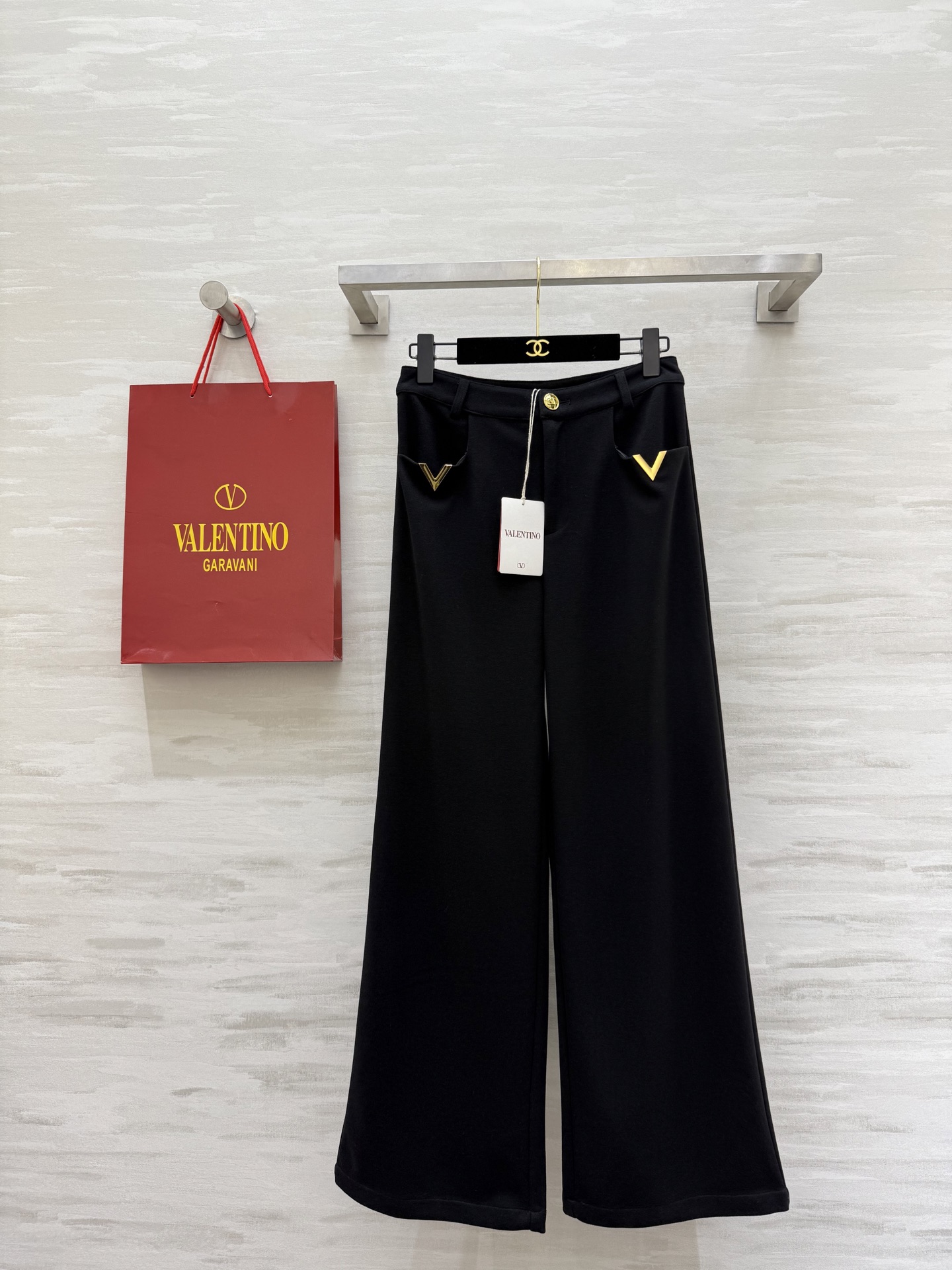 NO:720105,#ValentinGaravani high-waisted wide-leg pants. Customized pure cotton fabric is soft and drapey. Super comfortable to wear!  The gold V marks on both sides of the trousers are very recognizable and the details are perfect. The high-waist design elongates the leg proportions. The three-dimensional tailoring straight version modifies the leg shape. The black color is super versatile. It is capable and elegant and can be matched as you like. High-quality customization. Available in stock first size S/M/L (S size waist 66, trouser length 102), Valentino-clothing, valentino, valentino,19860909#ValentinGaravani高腰阔腿裤 定制纯棉面料柔软有垂感 穿着超舒适！裤身两侧金色V标超有辨识度细节满分 高腰设计拉长腿部比例 立体剪裁直筒版型修饰腿型 黑色超级百搭 干练优雅随心搭配 高品质定制 现货首发sizeS/M/L（s码腰围66,裤长102）,华伦天奴-服装,valentino,valentino,,Women's clothing
