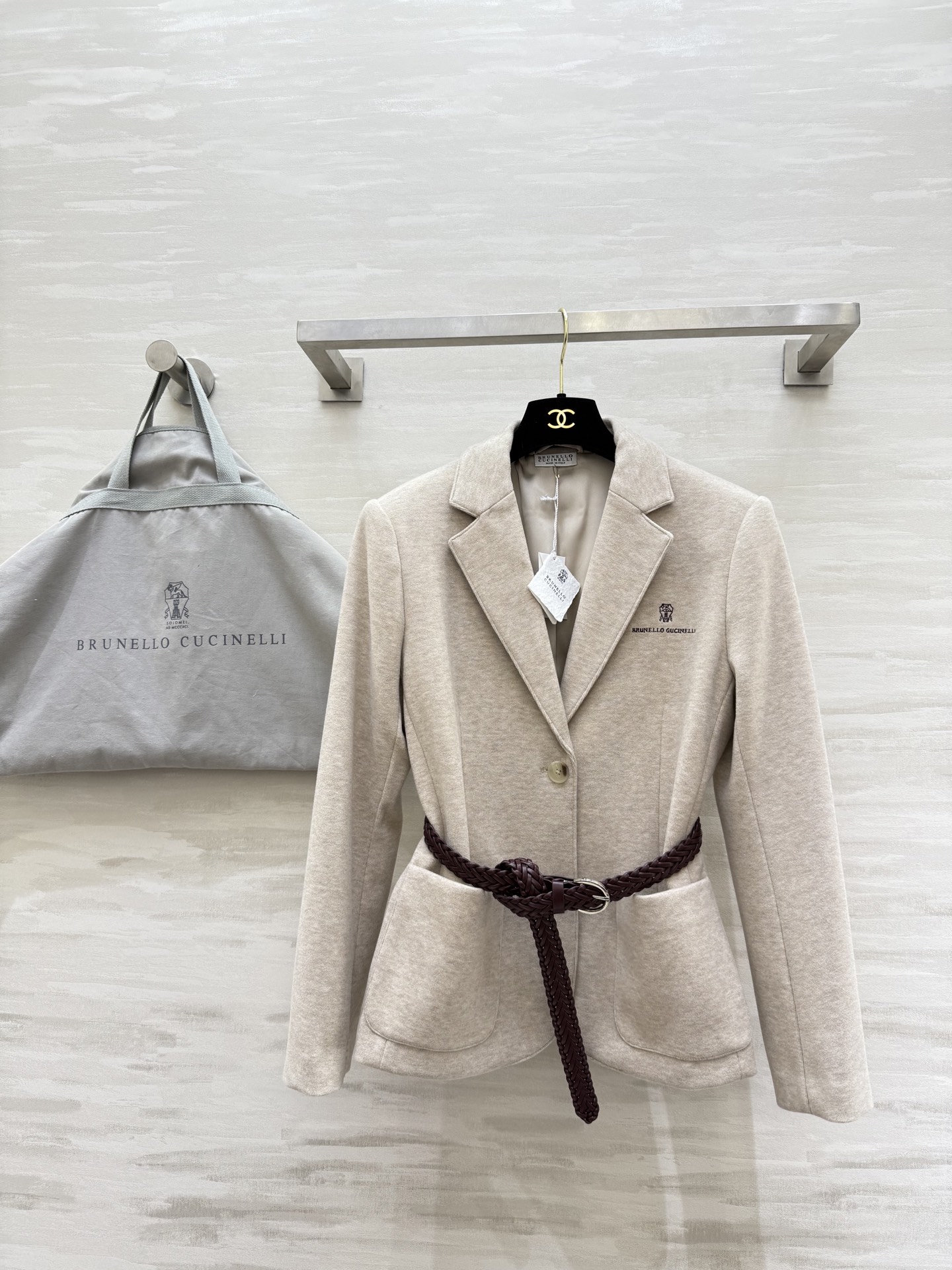NO:731091,#Brunello Cucinell's new suit jacket has a straight shoulder design + single-breasted buttons. It is neatly cut and matched with a woven belt to modify the figure and have a sense of layering. The brand embroidery on the left chest shows off your identity in a low-key way!  It can be easily used in commuting and formal occasions, elegant and practical, with perfect temperament!  High-quality customization, available in stock first size S/M/L (S size shoulder width 42, bust 96, length 61), brunello cucinelli, jackets & coats, business suit,19860909#Brunello Cucinell新款 西装外套 正肩设计+单排扣 剪裁利落 搭配编织腰带 修饰身形还很有层次感 左胸品牌刺绣低调彰显身份！通勤、正式场合都能轻松驾驭,优雅又实用,气质满分！高品质定制 现货首发sizeS/M/L（s码肩宽42,胸围96,衣长61）,,brunello cucinelli,jackets & coats,business suit,,Women's clothing