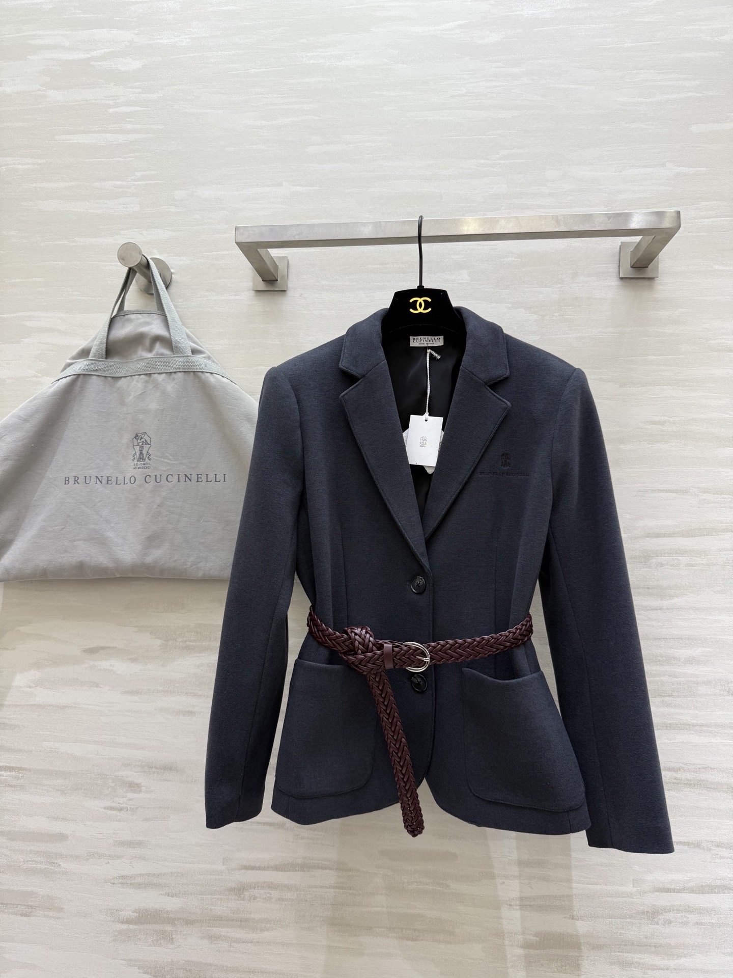 NO:731131,#Brunello Cucinell's new suit jacket has a straight shoulder design + single-breasted buttons. It is neatly cut and matched with a woven belt to modify the figure and have a sense of layering. The brand embroidery on the left chest shows off your identity in a low-key way!  It can be easily used in commuting and formal occasions, elegant and practical, with perfect temperament!  High-quality customization, available in stock first size S/M/L (S size shoulder width 42, bust 96, length 61, brunello cucinelli, jackets & coats, business suit,19860909#Brunello Cucinell新款 西装外套 正肩设计+单排扣 剪裁利落 搭配编织腰带 修饰身形还很有层次感 左胸品牌刺绣低调彰显身份！通勤、正式场合都能轻松驾驭,优雅又实用,气质满分！高品质定制 现货首发sizeS/M/L（s码肩宽42,胸围96,衣长61,,brunello cucinelli,jackets & coats,business suit,,Women's clothing