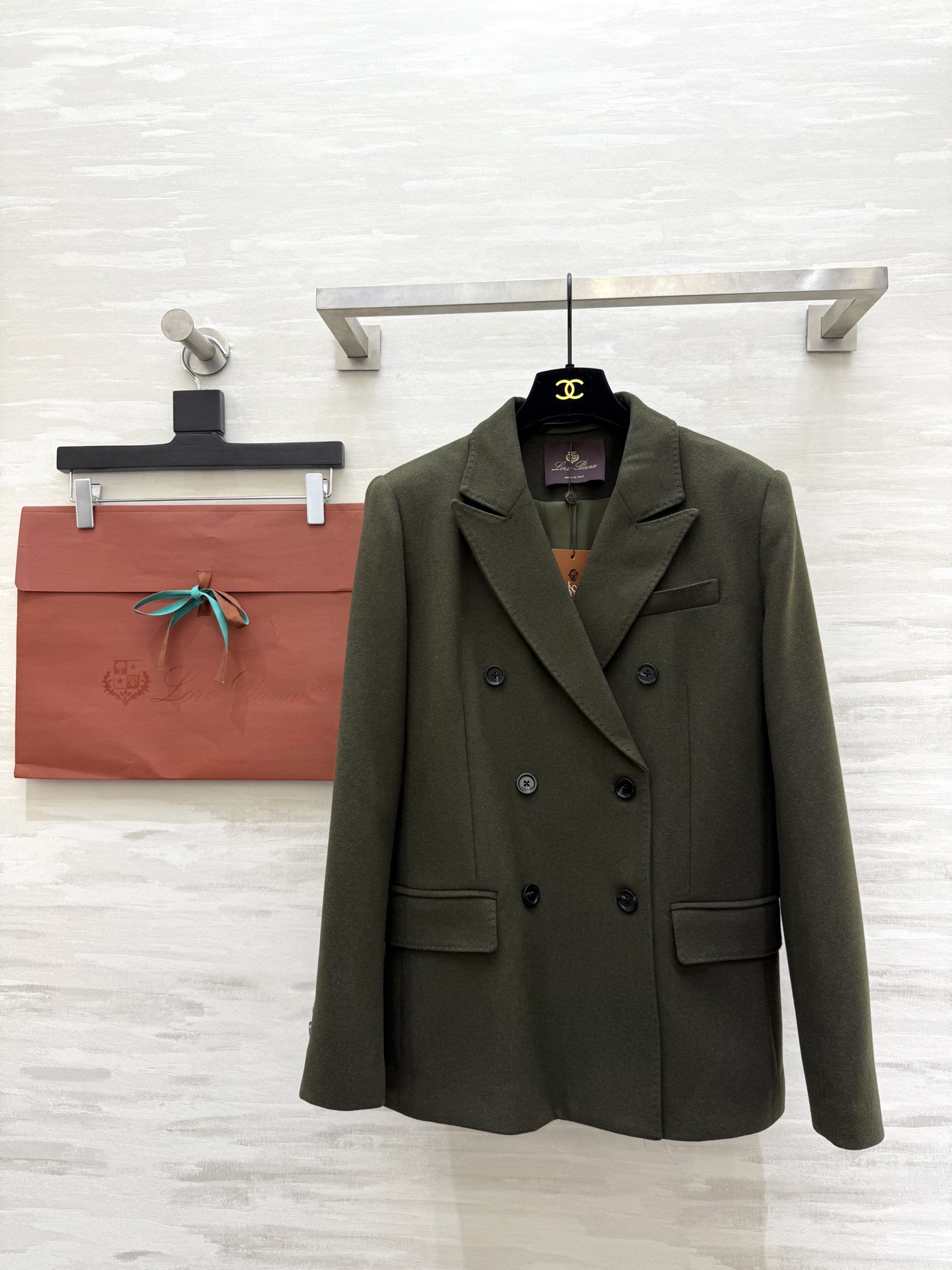 NO:731126,#Loro Pian dark green double-breasted suit is made of high-quality wool, soft to the touch, double-breasted + peaked collar design, retro and elegant, with a low-key luxury temperament. The dark green tone is calm and atmospheric, and can be easily used for commuting, business or formal occasions!  The tailoring is neat and flatters the figure. Pair it with a white shirt or trousers of the same color. You can switch between gentlemanly style or minimalist style at will. It has both texture and taste!  High-quality customization, available in stock first size S/M/L (S size shoulder width 39, bust 98, length 68), loro piana, shirts, business suit,19860909#Loro Pian深绿双排扣西装 采用高品质羊毛 触感柔软 双排扣+戗驳领设计 复古优雅 低调奢华气质拿捏住 深绿色调沉稳大气,通勤、商务或正式场合都能轻松驾驭！剪裁利落修饰身形 搭配白衬衫或同色系裤装 绅士风or极简风随心切换 质感与品味兼具！高品质定制 现货首发sizeS/M/L（s码肩宽39,胸围98,衣长68）,,loro piana,shirts,business suit,,Women's clothing