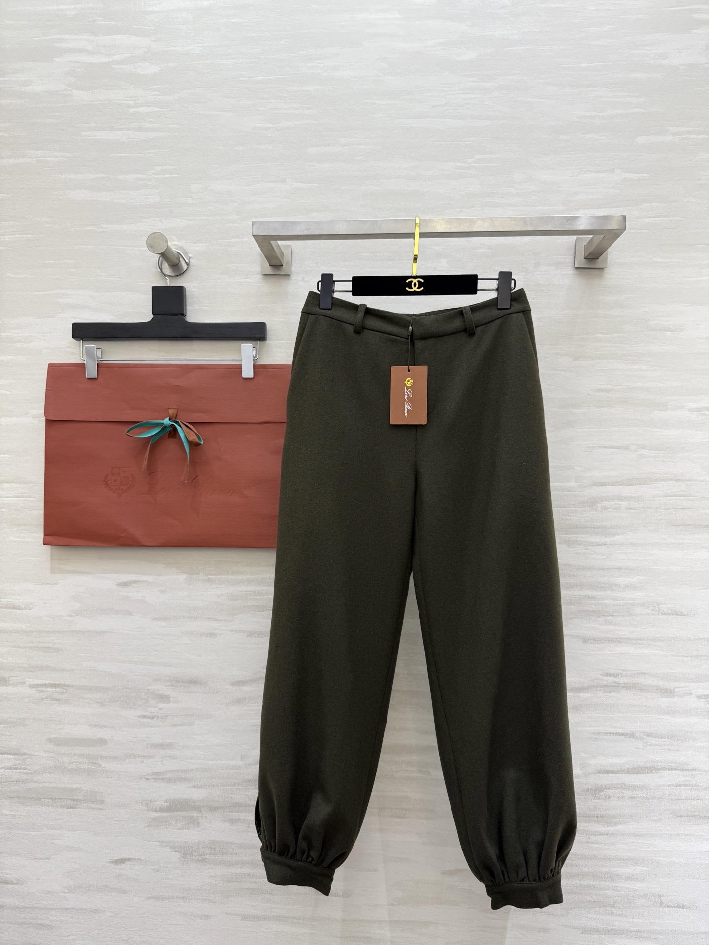 NO:731120,#Loro Pian dark green advanced equestrian leggings trousers are made of high-quality wool, soft to the touch, retro and elegant, and have a low-key luxury temperament. The dark green tone is calm and atmospheric, and can be easily used for commuting, business or formal occasions!  The tailoring is neat and flatters the figure. Pair it with a white shirt or a suit of the same color. You can switch between gentlemanly style or minimalist style at will. It has both texture and taste!  High-quality customization, available in stock first size S/M/L (S size waist 66, hip 94, pants length 93), loro piana, shirts, business suit,19860909#Loro Pian深绿高级马术束腿西裤 采用高品质羊毛 触感柔软 复古优雅 低调奢华气质拿捏住 深绿色调沉稳大气,通勤、商务或正式场合都能轻松驾驭！剪裁利落修饰身形 搭配白衬衫或同色系西装 绅士风or极简风随心切换 质感与品味兼具！高品质定制 现货首发sizeS/M/L（s码腰围66,臀围94,裤长93）,,loro piana,shirts,business suit,,Women's clothing