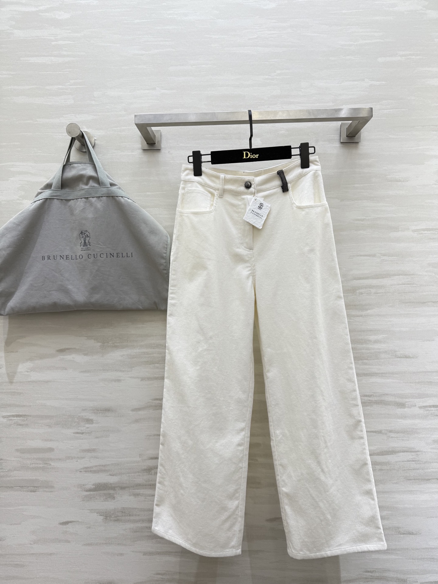 NO:731110,#Brunello Cucinell's new early spring wide-leg pants are made of high-quality cotton fabric that is soft, skin-friendly and breathable. They are super comfortable to wear in spring and summer!  The loose straight design makes the legs longer and covers the flesh!  High-quality customization can be easily controlled for commuting and leisure. Available in stock now are sizes S/M/L (S size waist 66, pants length 97), brunello cucinelli,19860909#Brunello Cucinell早春新款阔腿裤 采用高品质棉质面料柔软亲肤又透气 春夏穿超舒服！宽松直筒设计显腿长还遮肉！通勤休闲都能轻松驾驭高品质定制 现货首发sizeS/M/L（s码腰围66,裤长97）,,brunello cucinelli,,Women's clothing