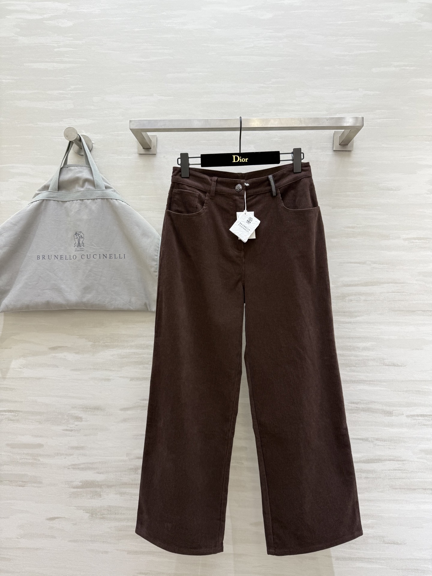 NO:731100,#Brunello Cucinell's new early spring wide-leg pants are made of high-quality cotton fabric that is soft, skin-friendly and breathable. They are super comfortable to wear in spring and summer!  The loose straight design makes the legs longer and covers the flesh!  High-quality customization can be easily controlled for commuting and leisure. Available in stock now are sizes S/M/L (S size waist 66, pants length 97), brunello cucinelli,19860909#Brunello Cucinell早春新款阔腿裤 采用高品质棉质面料柔软亲肤又透气 春夏穿超舒服！宽松直筒设计显腿长还遮肉！通勤休闲都能轻松驾驭高品质定制 现货首发sizeS/M/L（s码腰围66,裤长97）,,brunello cucinelli,,Women's clothing