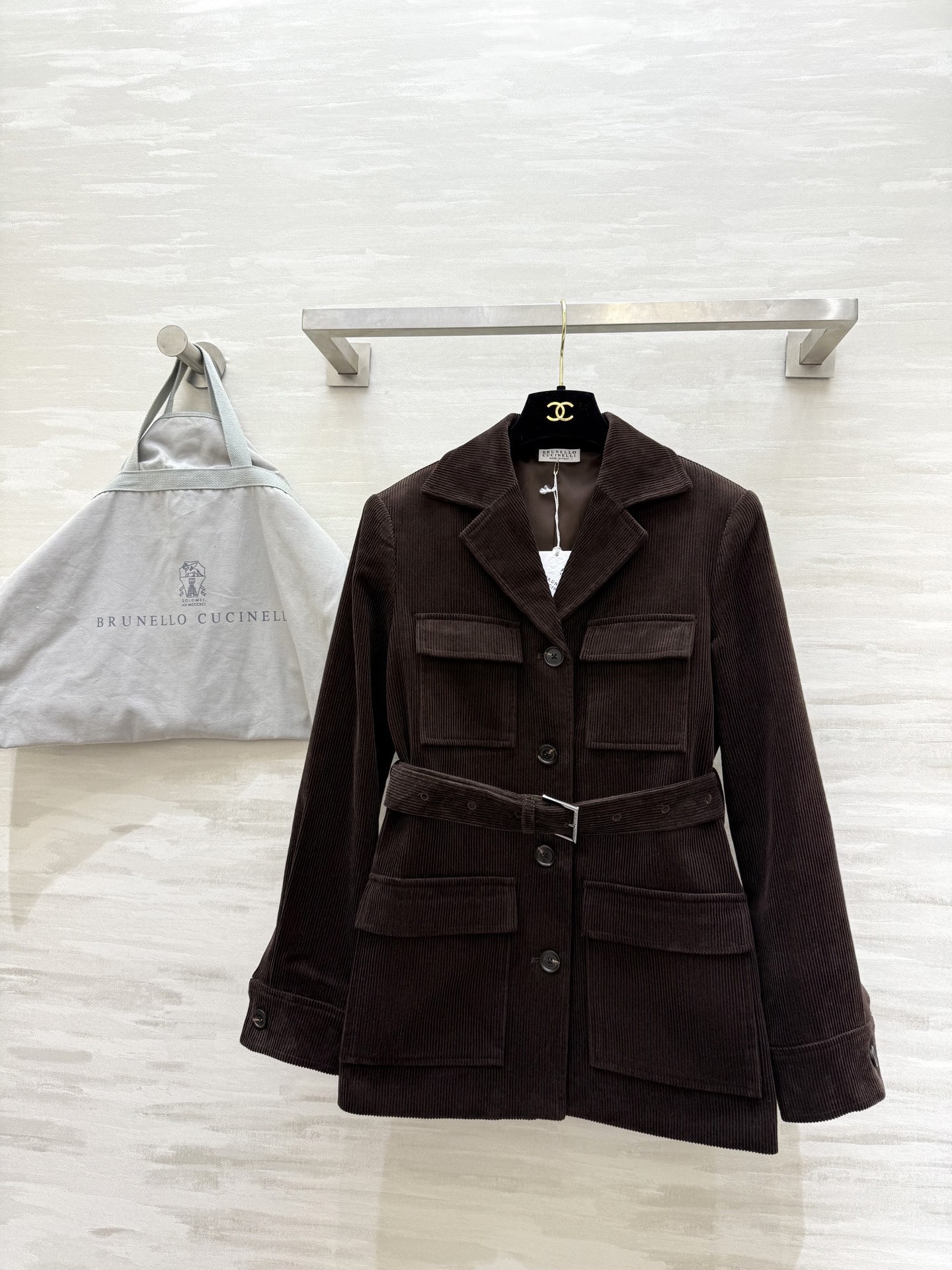 NO:731090,#Brunello Cucinell new style for early spring, dark brown hunting jacket, full retro texture, four pockets + belt design, super stylish, modified waistline, super slimming!  Customized corduroy fabric is soft and comfortable, perfect for early spring. Whether worn with trousers or jeans from the same series, you can easily switch between elegant or casual styles!  It can be worn for commuting, dating, and everyday life!  High-end and fashionable, high-quality customization, available in stock first size S/M/L (S size shoulder width 40, bust 96, length 66), brunello cucinelli, jeans, jackets & coats,19860909#Brunello Cucinell早春新款 深棕色猎装夹克 复古质感满分 四口袋+腰带设计超有型 修饰腰线超显瘦！定制灯芯绒面料柔软舒适 早春穿超合适 无论搭同系列中裤还是牛仔裤 都能轻松切换优雅or休闲风！通勤、约会、日常都能穿！高级又时髦 高品质定制 现货首发sizeS/M/L（s码肩宽40,胸围96,衣长66）,,brunello cucinelli,jeans,jackets & coats,,Women's clothing