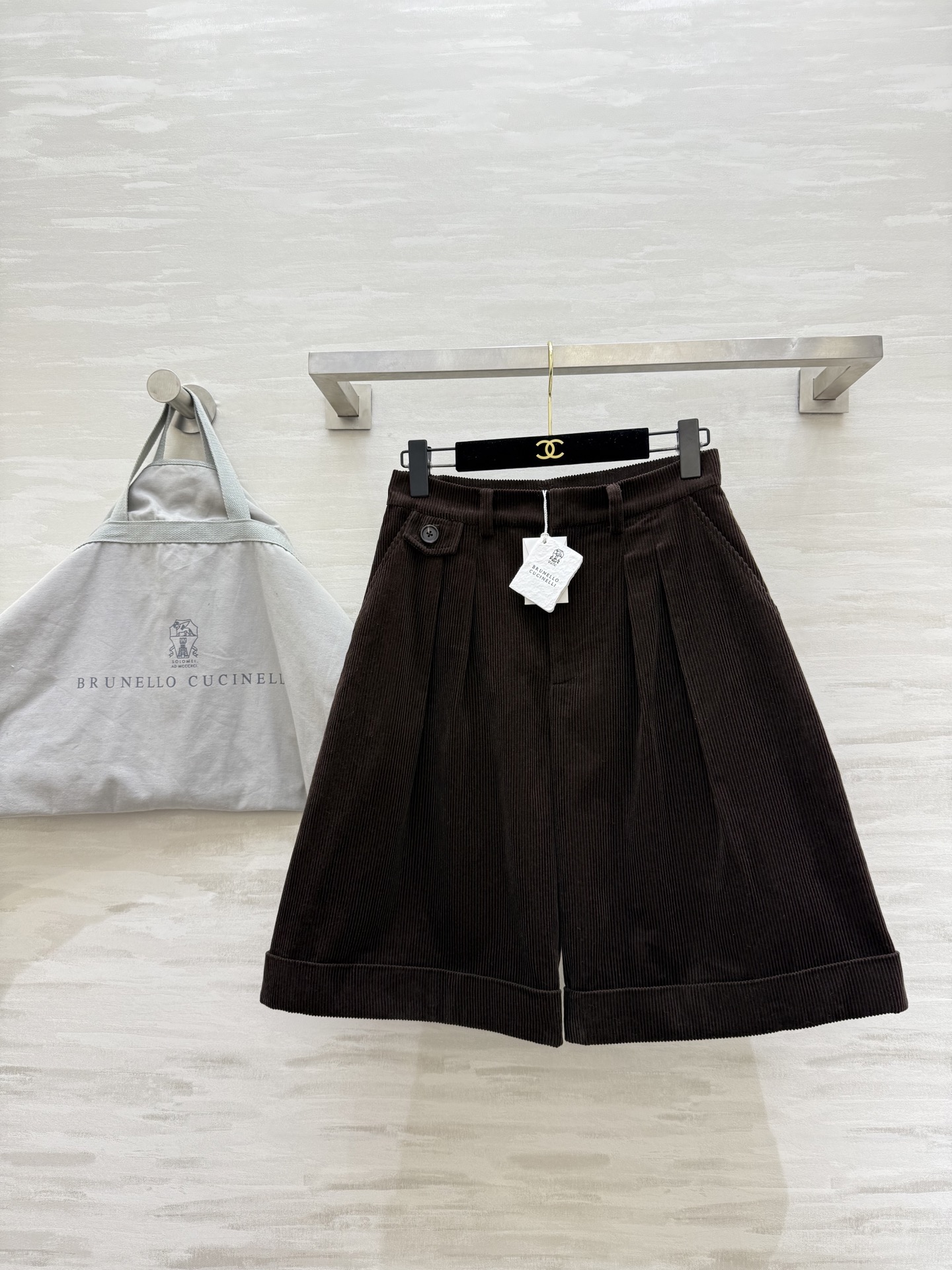 NO:731084,#Brunello Cucinell new style for early spring, dark brown hunting suit, A-line silhouette pants, full retro texture, three-dimensional tailoring, super slimming!  Customized corduroy fabric is soft and comfortable, perfect for early spring. Whether paired with a jacket or a T-shirt from the same series, you can easily switch between elegant or casual style!  It can be worn for commuting, dating, and everyday life!  High-end and fashionable, high-quality customization, available in stock first size S/M/L (S size waist 66, hip 102, pants length 54), brunello cucinelli, jackets & coats, tees, t-shirt,19860909#Brunello Cucinell早春新款 深棕色猎装A字廓形中裤 复古质感满分 立体剪裁超显瘦！定制灯芯绒面料柔软舒适 早春穿超合适 无论搭配同系列夹克还是T恤 都能轻松切换优雅or休闲风！通勤、约会、日常都能穿！高级又时髦 高品质定制 现货首发sizeS/M/L（s码腰围66,臀围102,裤长54）,,brunello cucinelli,jackets & coats,tees，t-shirt,,Women's clothing