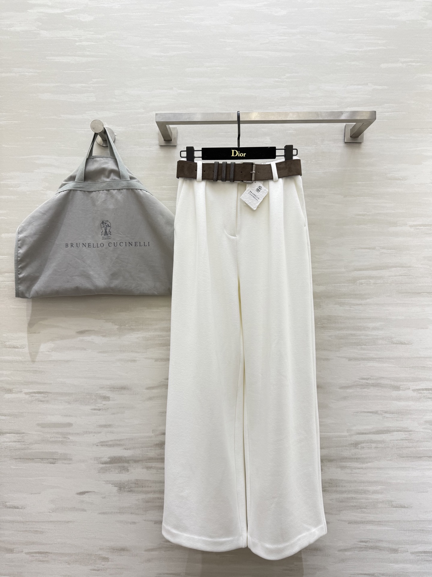 NO:731071,#Brunello Cucinell new spring and summer high-waisted straight wide-leg pants with drapey fabric and loose straight design are simple and advanced!  The high waist elongates the proportion of the legs, making the legs appear slimmer and taller. The dark belt is embellished with a full sense of layering. It can be easily used for commuting, dating and daily life!  Pair it with a sweater, shirt or coat to easily switch between styles!  These versatile pants are a wardrobe must-have!  High-quality customization, available in stock first size S/M/L (S size waist 66, hip 104, pants length 103), brunello cucinelli, shirts,19860909#Brunello Cucinell春夏新款 高腰直筒阔腿裤 垂感面料 宽松直筒设计简约又高级！高腰拉长腿部比例显瘦显高 深色腰带点缀 层次感满满 通勤、约会、日常都能轻松驾驭！搭配针织衫、衬衫或大衣,轻松切换多种风格！衣橱必备百搭神裤！高品质定制 现货首发sizeS/M/L（s码腰围66,臀围104,裤长103）,,brunello cucinelli,shirts,,Women's clothing