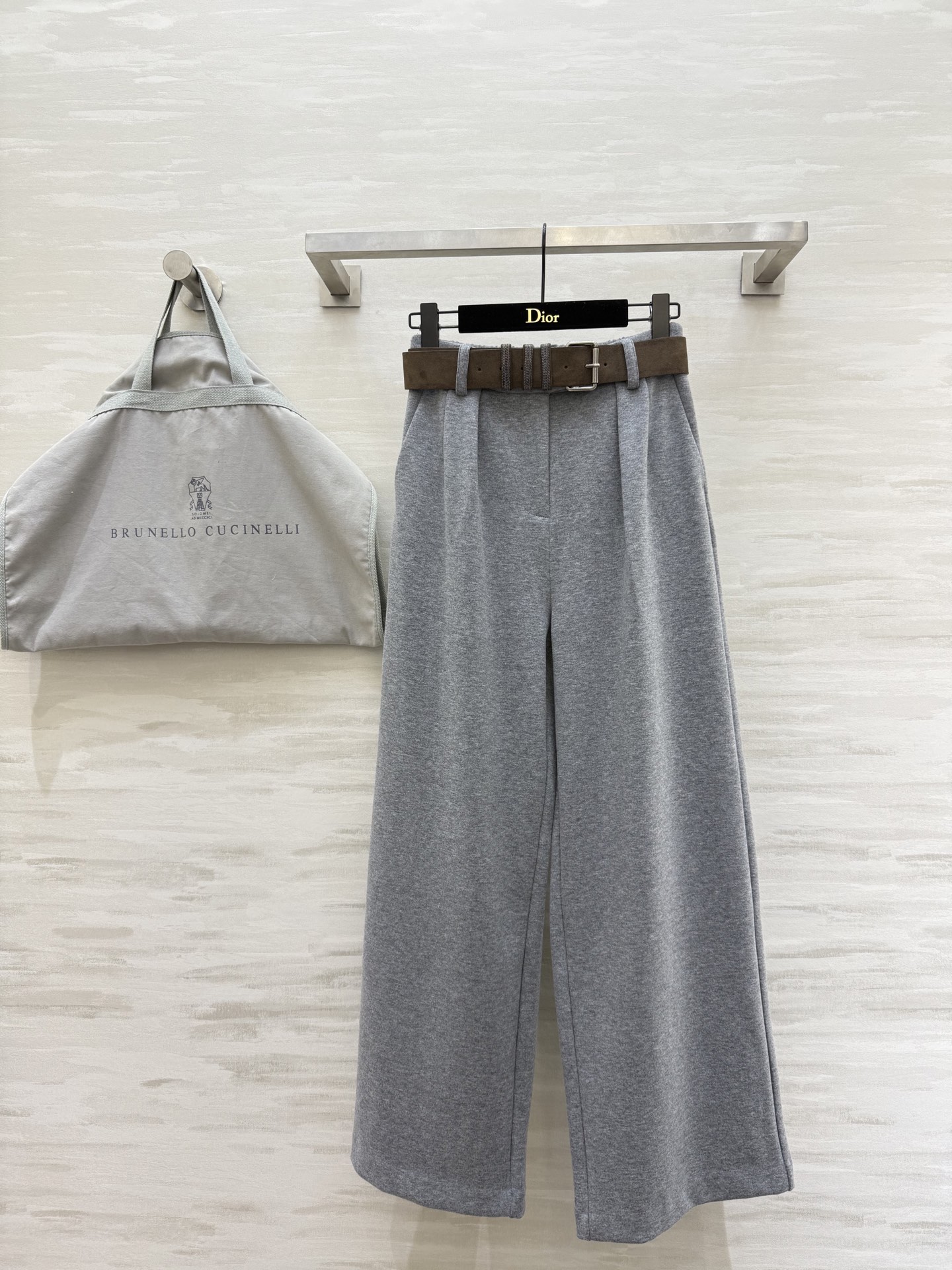 NO:731054,#Brunello Cucinell new spring and summer high-waisted straight wide-leg pants with drapey fabric and loose straight design are simple and advanced!  The high waist elongates the proportion of the legs, making the legs appear slimmer and taller. The dark belt is embellished with a full sense of layering. It can be easily used for commuting, dating and daily life!  Pair it with a sweater, shirt or coat to easily switch between styles!  These versatile pants are a wardrobe must-have!  High-quality customization, available in stock first size S/M/L (S size waist 66, hip 104, pants length 103), brunello cucinelli, shirts,19860909#Brunello Cucinell春夏新款 高腰直筒阔腿裤 垂感面料 宽松直筒设计简约又高级！高腰拉长腿部比例显瘦显高 深色腰带点缀 层次感满满 通勤、约会、日常都能轻松驾驭！搭配针织衫、衬衫或大衣,轻松切换多种风格！衣橱必备百搭神裤！高品质定制 现货首发sizeS/M/L（s码腰围66,臀围104,裤长103）,,brunello cucinelli,shirts,,Women's clothing