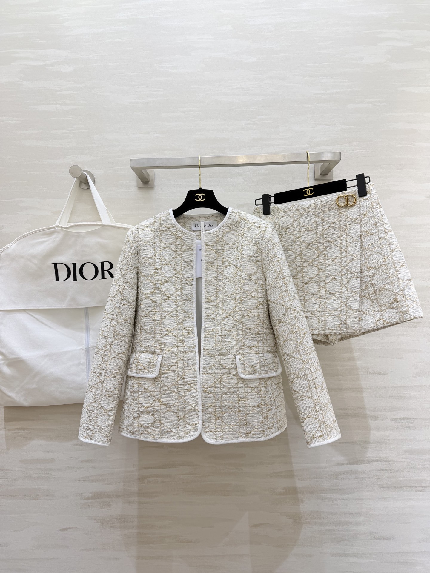 NO:731039,Jackets and shorts #Dio new style for early spring!  Golden cannage pattern series, jacket and short pants and skirts. Developed custom woven tweed fabric. Three-dimensional tailoring. High quality. Sold separately.19860909外套,短裤#Dio早春新款！金色藤格纹系列 外套短款裤裙 开发定制编织粗花呢面料 立体剪裁版型 高品质 分开发售 sizeS/M/L（外套s码胸围98,衣长60,半裙s码腰围64,臀围92,裤长36,,dior,skirts,shorts,jackets & coats,,Women's clothing