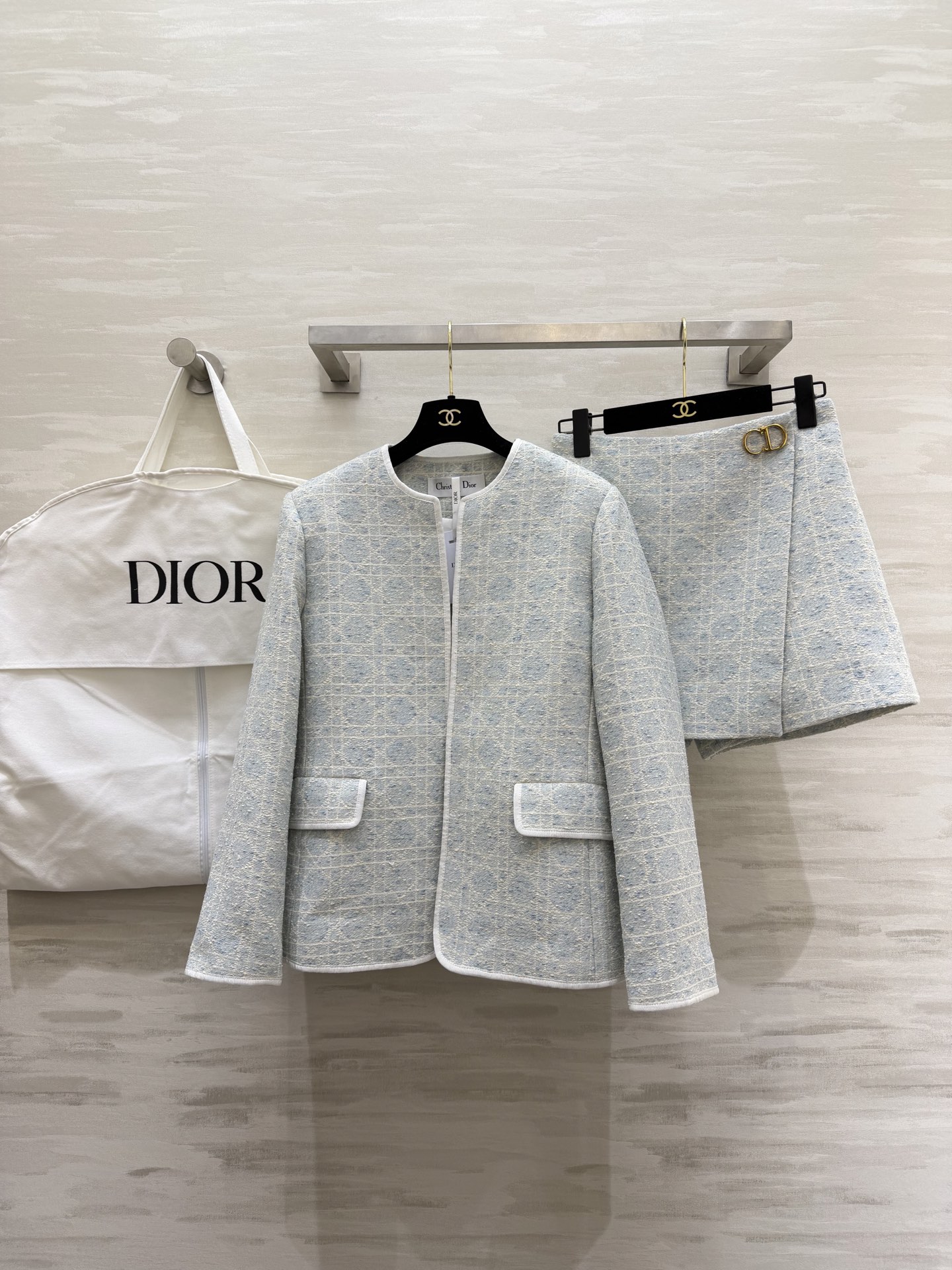 NO:731008,Jacket, shorts. #Dio new style for early spring!  Golden cannage pattern series, coat and short pants and skirts. Developed custom woven tweed fabric. Three-dimensional tailoring. High quality. Sold separately. sizes S/M/L (jacket size S bust 98, length 60, skirt size S waist 64, hip 92, trouser length 36),, dior, skirts, shorts, jackets & coats,19860909外套,短裤.#Dio早春新款！金色藤格纹系列 外套短款裤裙 开发定制编织粗花呢面料 立体剪裁版型 高品质 分开发售 sizeS/M/L（外套s码胸围98,衣长60,半裙s码腰围64,臀围92,裤长36）,,dior,skirts,shorts,jackets & coats,,Women's clothing
