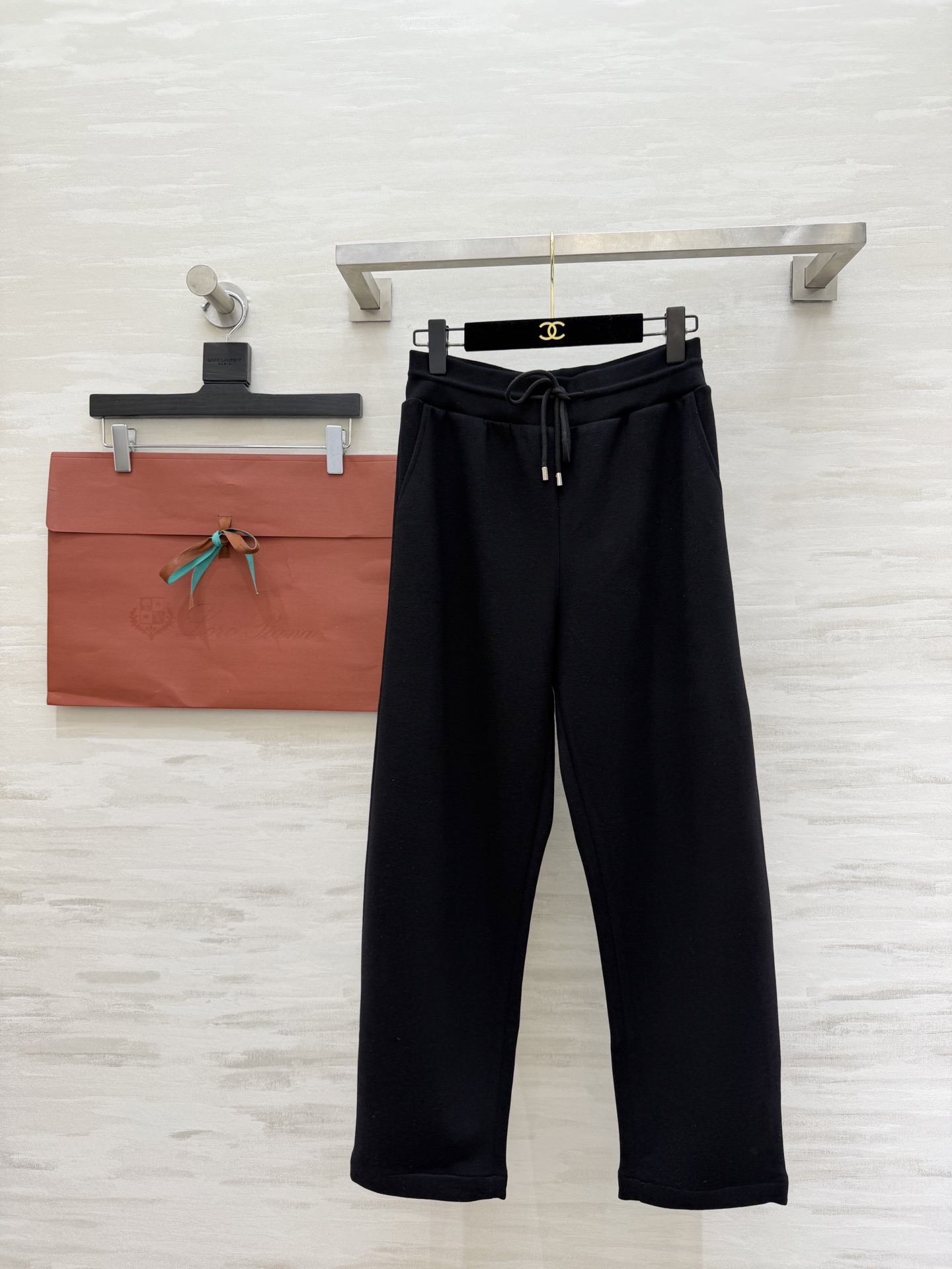 NO:731052,#Loro Pian's new spring and summer drawstring straight casual pants are made of customized fabrics that are soft and skin-friendly. The upper body is super comfortable and very friendly for daily wear!  Elastic waist + drawstring design can be adjusted as desired and suitable for various body shapes!  Straight-leg trousers flatter the legs, making them look slimmer and versatile. The off-white color is super easy to match. The black is high-end and elegant. It can be easily held whether commuting, leisurely or at home. Simple style, comfortable and practical, a must-have trousers for the wardrobe!  High-quality customization, available in stock first size S/M/L (S size waist 66, hip 100, pants length 94),, loro piana,19860909#Loro Pian春夏新款 抽绳直筒休闲裤 采用定制面料柔软亲肤 上身超级舒适 日常穿搭超友好！松紧腰+抽绳设计 随心调节 适合各种身材！直筒裤型修饰腿型显瘦又百搭 米白色超好搭配 黑色高级大气 无论通勤、休闲还是居家都能轻松hold住 简约风格 舒适实用 衣橱必备神裤！高品质定制 现货首发sizeS/M/L（s码腰围66,臀围100,裤长94）,,loro piana,,Women's clothing