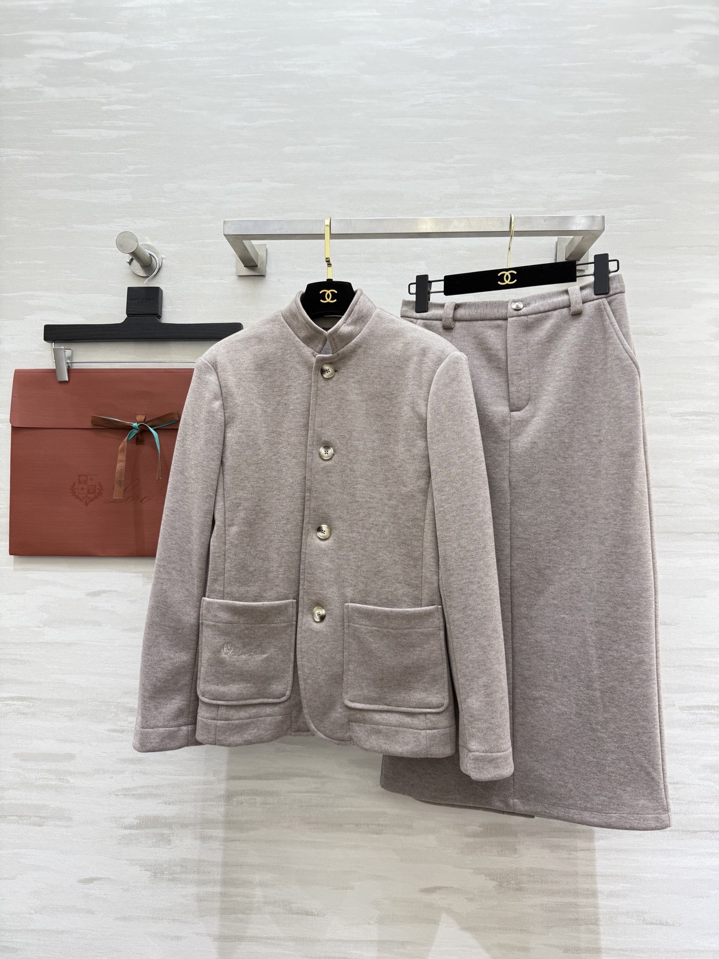 NO:731006,Jackets, skirts, low-key luxury and top-notch | Loro Pian old-money style perfectly collides Italian sophistication with oriental classics, high-quality customization and sold separately!  sizeS/M/L (S size coat shoulder width 42, bust 92, length 64, skirt waist 66, hip 84, skirt length 79),,loro piana,skirts,jackets & coats,19860909外套,半裙低调奢华顶流| Loro Pian老钱风 将意式精致与东方古典完美碰撞,高品质定制 分开发售！sizeS/M/L（s码外套肩宽42,胸围92,衣长64,半裙腰围66,臀围84,裙长79）,,loro piana,skirts,jackets & coats,,Women's clothing