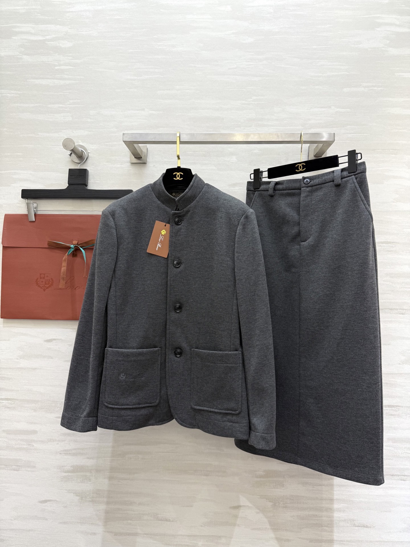 NO:731068,Jackets, skirts. Low-key luxury and top-notch | Loro Pian old-money style perfectly collides Italian sophistication with oriental classics. High-quality customization is sold separately!  sizeS/M/L (S size coat shoulder width 42, bust 92, length 64, skirt waist 66, hip 84, skirt length 79),,loro piana,skirts,jackets & coats,19860909外套,半裙.低调奢华顶流| Loro Pian老钱风 将意式精致与东方古典完美碰撞,高品质定制 分开发售！sizeS/M/L（s码外套肩宽42,胸围92,衣长64,半裙腰围66,臀围84,裙长79）,,loro piana,skirts,jackets & coats,,Women's clothing