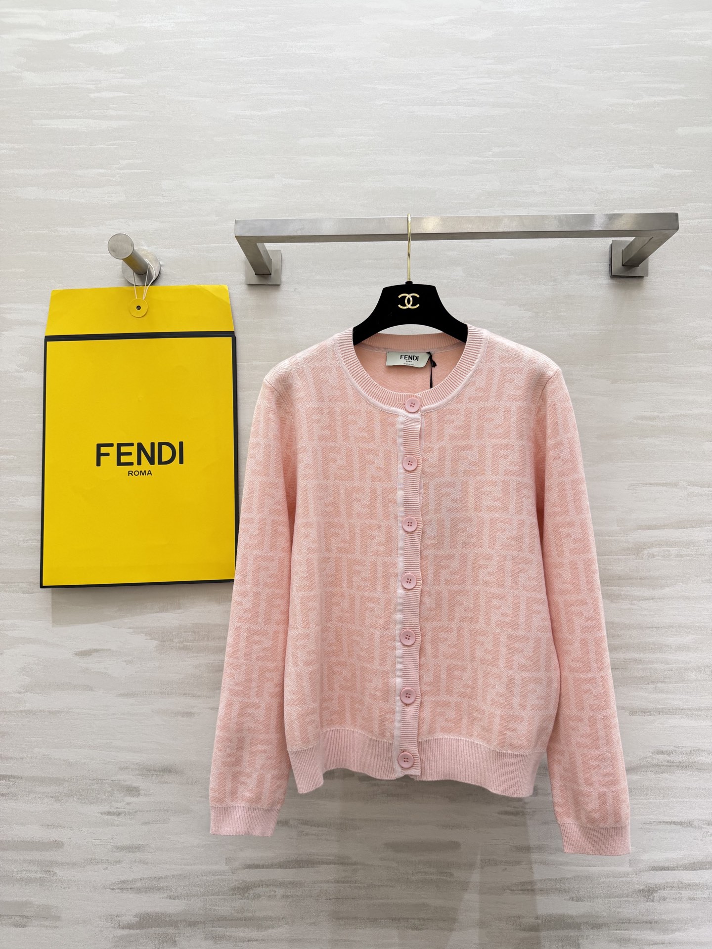 NO:731821,#FEND New style for early spring embossed double F knitted cardigan, soft mist pink limited to spring, all-over FF jacquard of the same color is quiet nobility, high-quality customization, available in stock, size 36/38/40 (shoulder width 39, bust 92, length 59 for size 36),,fendi,19860909#FEND早春新款 浮雕双F针织开衫 春日限定的柔雾粉 满幅同色系FF提花是不动声色的贵气 高品质定制 现货首发size36/38/40（36码肩宽39,胸围92,衣长59）,,fendi,,Women's clothing
