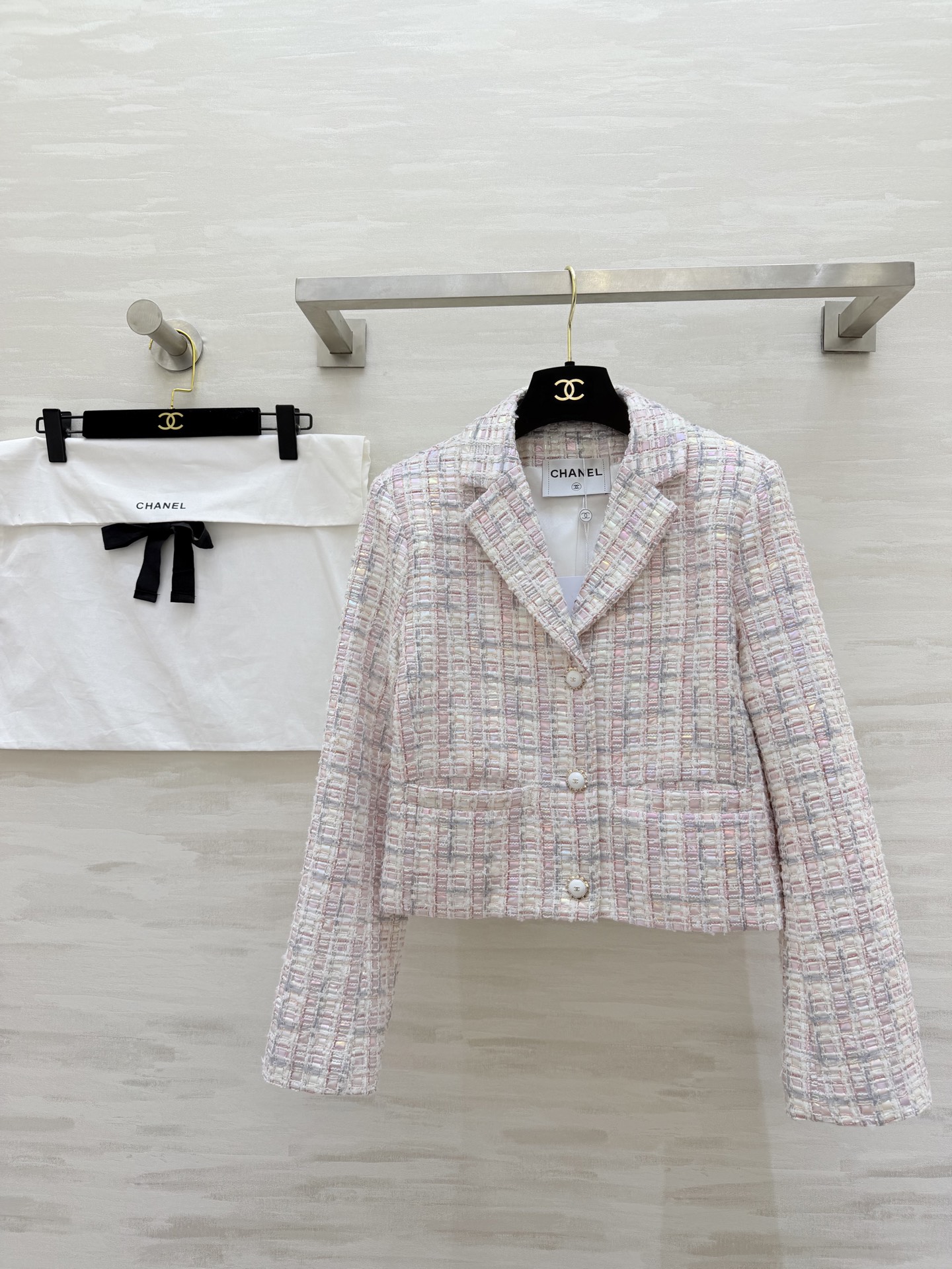 NO:731879,#ChaneC show new model High-end laser illusion woven tweed jacket Customized laser illusion tweed material Elegant and advanced pink, white and blue stitching Short tailoring Three double C pearl buttons Perfect details The lapel design continues the brand's iconic style High-quality customization Available in stock first size S/M/L (S size shoulder width 39, bust 92, length 45),, chanel, jackets & coats,19860909#ChaneC秀场新款 高级感镭射幻彩系编织花呢外套 定制镭射幻彩软呢材质 粉白蓝拼接优雅高级 短款剪裁 三颗双C珍珠纽扣 细节满分 翻领设计延续品牌标志性风格 高品质定制 现货首发sizeS/M/L（s码肩宽39,胸围92,衣长45）,,chanel,jackets & coats,,Women's clothing