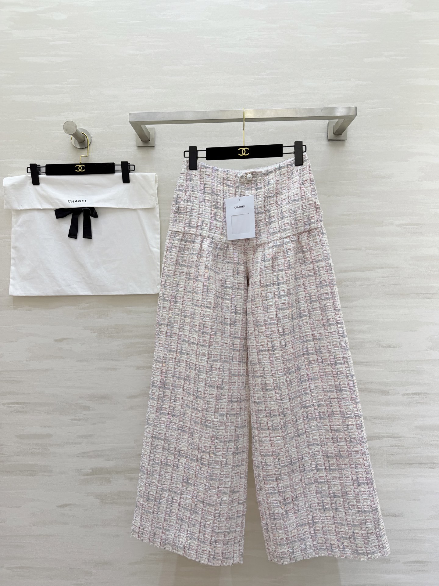 NO:731871,#ChaneC show new model High-end laser fantasy woven tweed straight wide-leg pants Customized laser fantasy soft tweed material Elegant and advanced pink, white and blue stitching Customized double C pearl buttons Full of details Straight wide-leg design continues the brand’s iconic style High-quality customization Available in stock first size S/M/L (S size waist 66, hip 92, trouser length 101),,chanel,19860909#ChaneC秀场新款 高级感镭射幻彩系编织花呢直筒阔腿裤 定制镭射幻彩软呢材质 粉白蓝拼接优雅高级 定制双C珍珠纽扣 细节满分 直筒阔腿设计延续品牌标志性风格 高品质定制 现货首发sizeS/M/L（s码腰围66,臀围92,裤长101）,,chanel,,Women's clothing