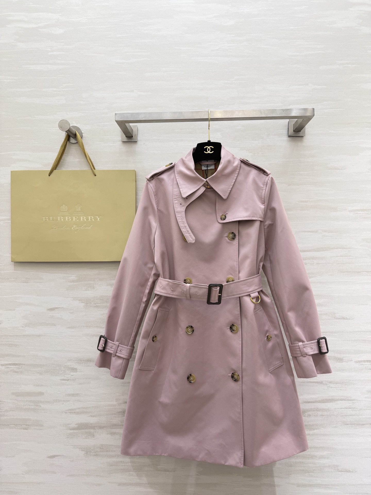 NO:731859,#BurberrBurberry｜Kensington pink double-breasted mid-length windbreaker jacket is made of lightweight gabardine fabric, soft and windproof, perfect for spring!  Light pink, low saturation, gentle and age-reducing, double-breasted + epaulette design, full of British style, three-dimensional tailoring to modify body proportions, looks great with skirts or high-waisted pants!  It is an elegant and fashionable versatile item that can be easily used for commuting, dating, and daily life!  High quality customization, available in stock first size S/M/L (S size bust 98, length 85), burberry, skirts, jackets & coats,19860909#Burberr博柏利｜肯辛顿粉色双排扣中长款风衣外套 采用轻盈嘎巴甸面料柔软又防风 春季超适合！浅粉色低饱和度温柔又减龄 双排扣+肩章设计 英伦风满满立体剪裁版型修饰身材比例 搭配裙装或高腰裤都很出彩！通勤、约会、日常都能轻松驾驭,大气又时髦的百搭单品！高品质定制 现货首发sizeS/M/L（s码胸围98,衣长85）,,burberry,skirts,jackets & coats,,Women's clothing