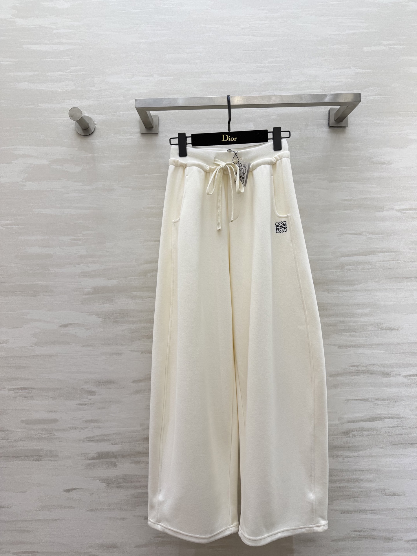 NO:731849,#Loew new spring and summer casual pants, exquisite logo embroidery, leg drawstring design, invincible slimming pants!  !  !  A must-have pair of pants for spring and summer!  High-quality customization, available in stock first size S/M/L/XL (S size waist 64, pants length 101),,loewe,19860909#Loew春夏新款 休闲裤 精致logo刺绣 裤腿抽绳可收腿设计 无敌显瘦裤型！！！春夏必入神裤！高品质定制 现货首发sizeS/M/L/XL（s码腰围64,裤长101）,,loewe,,Women's clothing