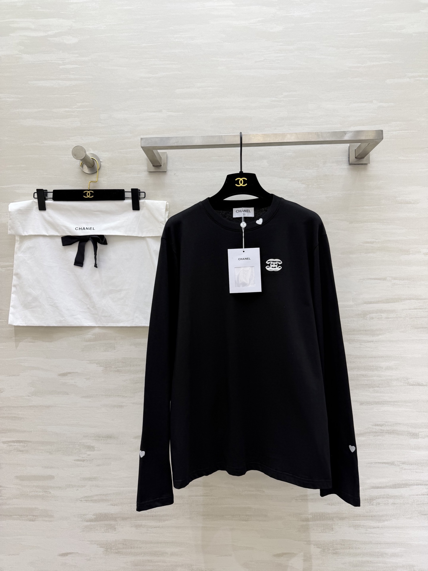 NO:731792,#Chane spring and summer new style black loose long-sleeved T-shirt, simple round neck design, pure cotton texture, soft and comfortable, super friendly for daily wear!  The small logo embellishment on the chest is a perfect detail, and the loose cut is super tolerant to your figure!  It’s OK to wear alone or layered!  Create layers easily!  Black is versatile and can be matched with any number. It can be worn for commuting or leisure. The love logo embroidered on the cuffs gives a lazy and casual atmosphere that is easy to create!  High-quality customization, available in stock first size S/M/L (S size bust 92, length 62), chanel, tees, t-shirt,19860909#Chane春夏新款 黑色宽松长袖T恤 简约圆领设计 纯棉质地面料柔软舒适 日常穿着超友好！胸前小logo点缀细节满分 宽松剪裁对身材超包容！单穿或叠穿都很OK！轻松打造层次感！黑色百搭怎么搭都不出错 通勤休闲都能hold住～袖口爱心logo刺绣慵懒随性氛围感轻松拿捏！高品质定制 现货首发sizeS/M/L（s码胸围92,衣长62）,,chanel,tees，t-shirt,,Women's clothing