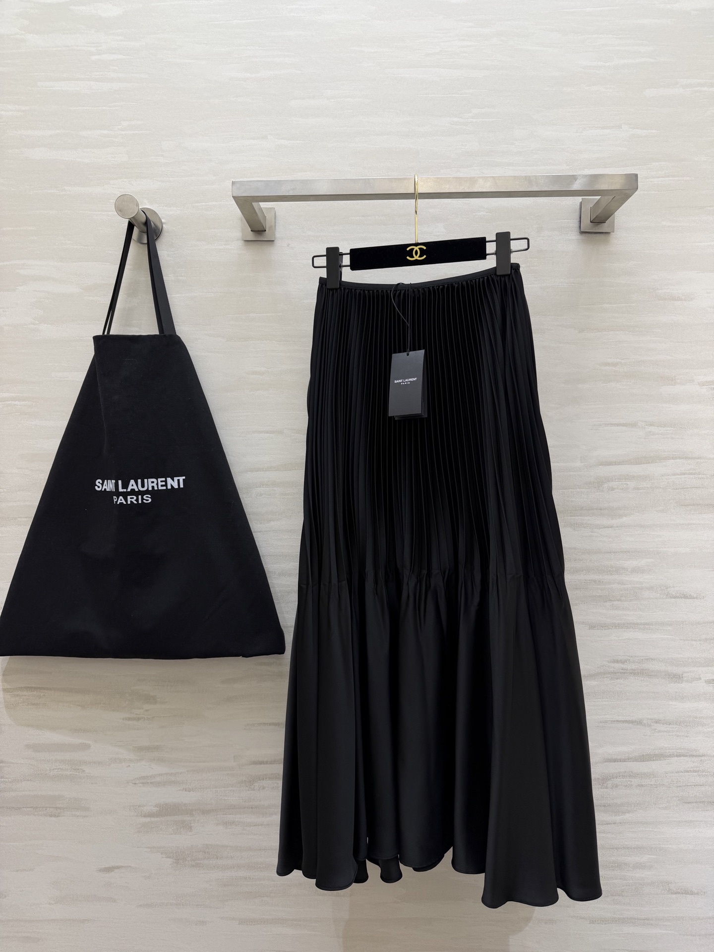 NO:731801,Saint Lauren's new spring and summer ysl pleated skirt. The custom-made acetate blended fabric has perfect drape and gloss. The skirt has rich layers and is elegant and smart. The perfect fit makes the upper body slimmer and elongates the body proportions. In spring and summer, it will be super elegant and high-end with any item!  High-quality customization, available in stock first size S/M/L/XL (M size elastic waist 68, skirt length 89),, saint laurent, saint laurent, skirts,19860909Saint Lauren春夏新款 ysl百褶半裙 定制醋酸混纺面料垂坠感与光泽度满分 裙摆层次丰富 优雅灵动 完美版型上身显瘦又拉长身材比例 春夏搭配任意单品都超大气高级！高品质定制 现货首发sizeS/M/L/XL（M码弹力腰围68,裙长89）,,saint laurent,saint laurent,skirts,,Women's clothing