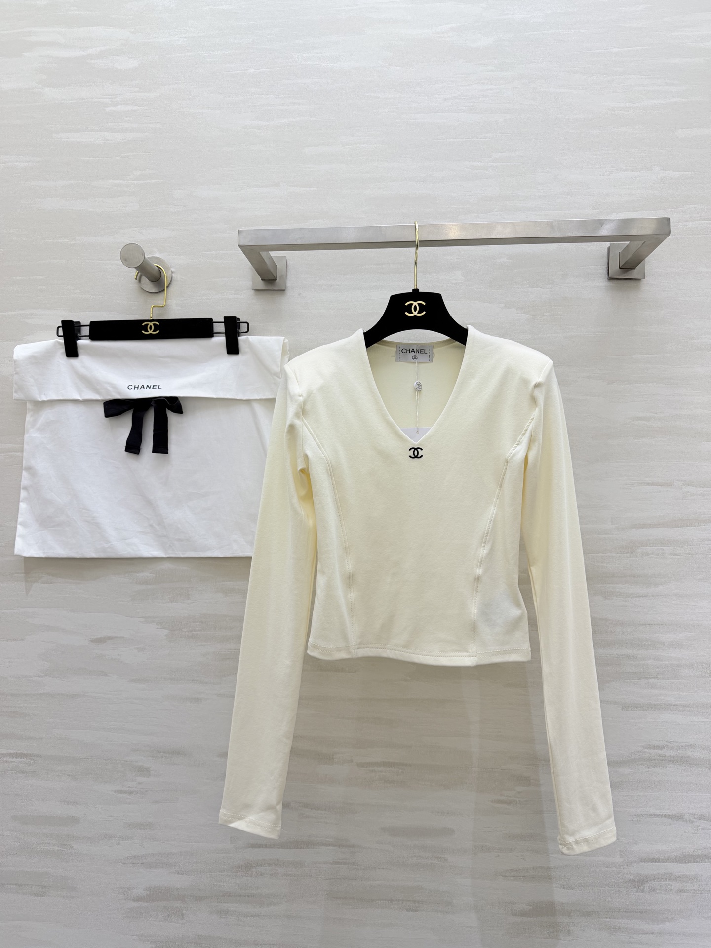 NO:731796,#Chane's popular style, brushed v-neck long-sleeved top, high-quality customization, available in stock, size S/M/L (,,chanel,19860909#Chane爆款 拉毛v领长袖上衣 高品质定制 现货首发sizeS/M/L（,,chanel,,Women's clothing