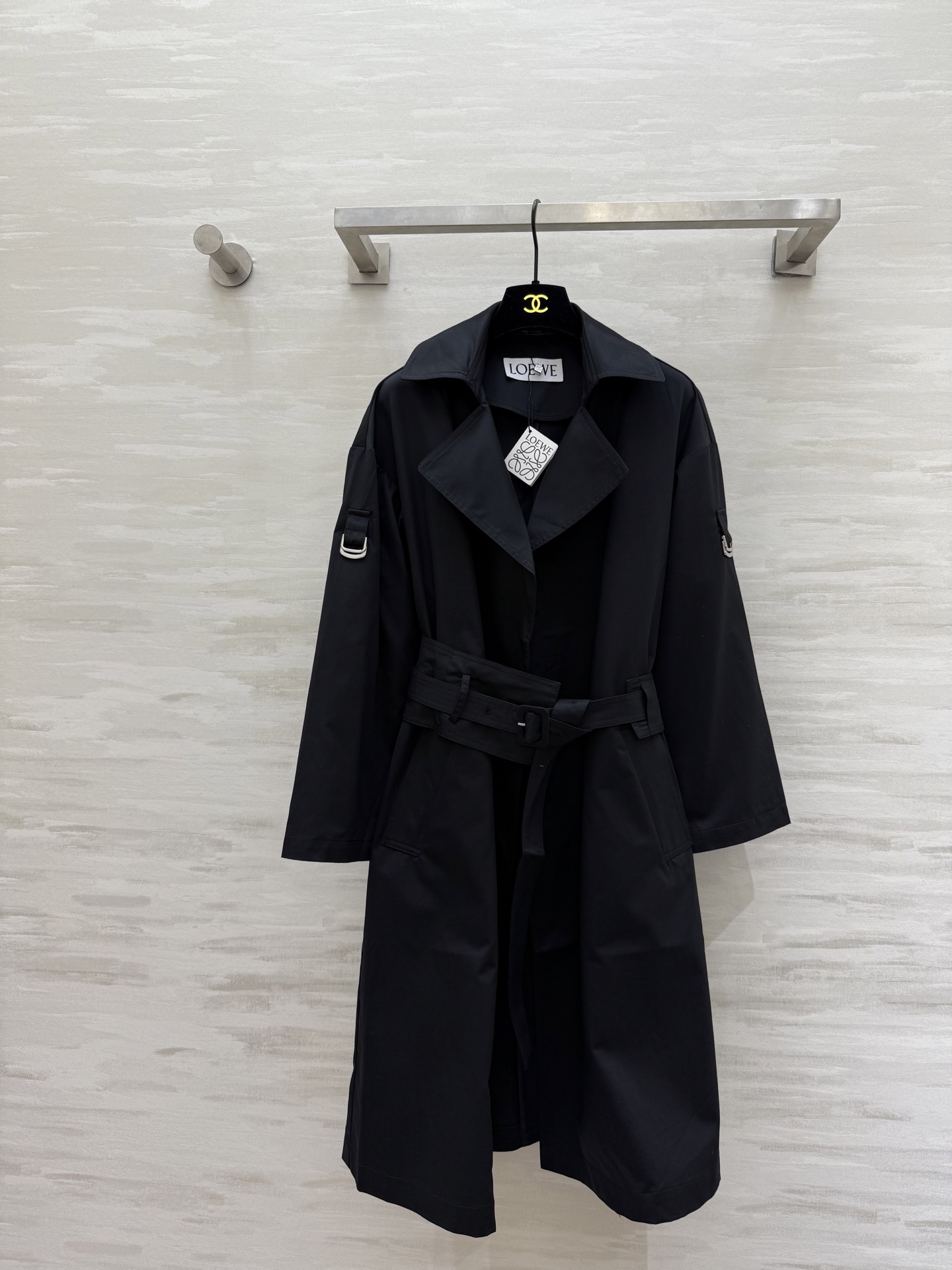 NO:732536,#LOEW New model for early spring, waist belt lapel windbreaker. Made of high-quality cotton fabric. The waist belt design is modern and elegant. It can easily modify the body shape. It is full of British style. The loose cut is comfortable and fashionable. It can be easily used for commuting, daily life and travel!  Pair it with you to easily get a high-end look!  High-quality customization, available in stock first size S/M/L (shoulder width 53, bust 112, length 104),,loewe,19860909#LOEW早春新款 腰封腰带翻领风衣 采用高品质棉质面料 腰封腰带设计摩登大气 轻松修饰身形 英伦风满满 宽松剪裁舒适又时髦 通勤、日常、旅行都能轻松驾驭！随意搭配轻松get高级感穿搭！高品质定制 现货首发sizeS/M/L（M码肩宽53,胸围112,衣长104）,,loewe,,Women's clothing